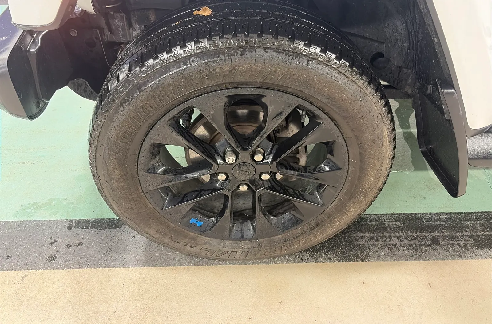 Front driver wheel/tire photo