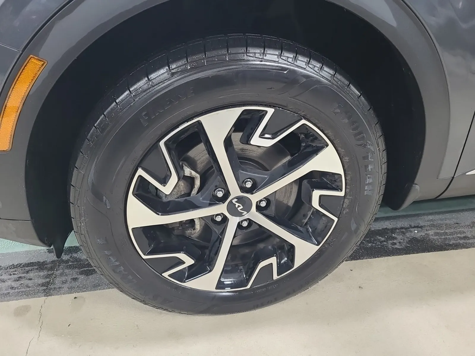 Front driver wheel/tire photo