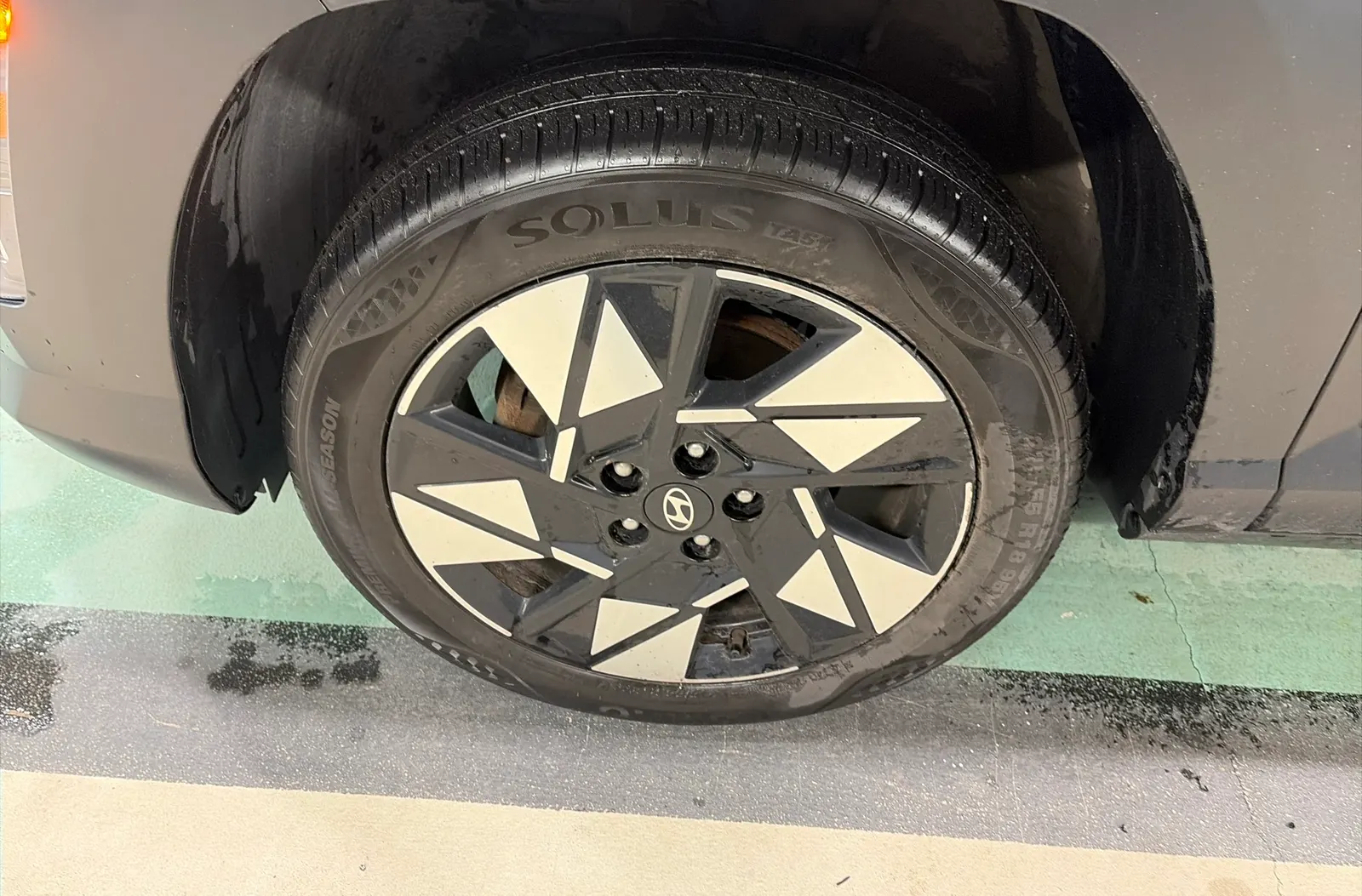 Front driver wheel/tire photo