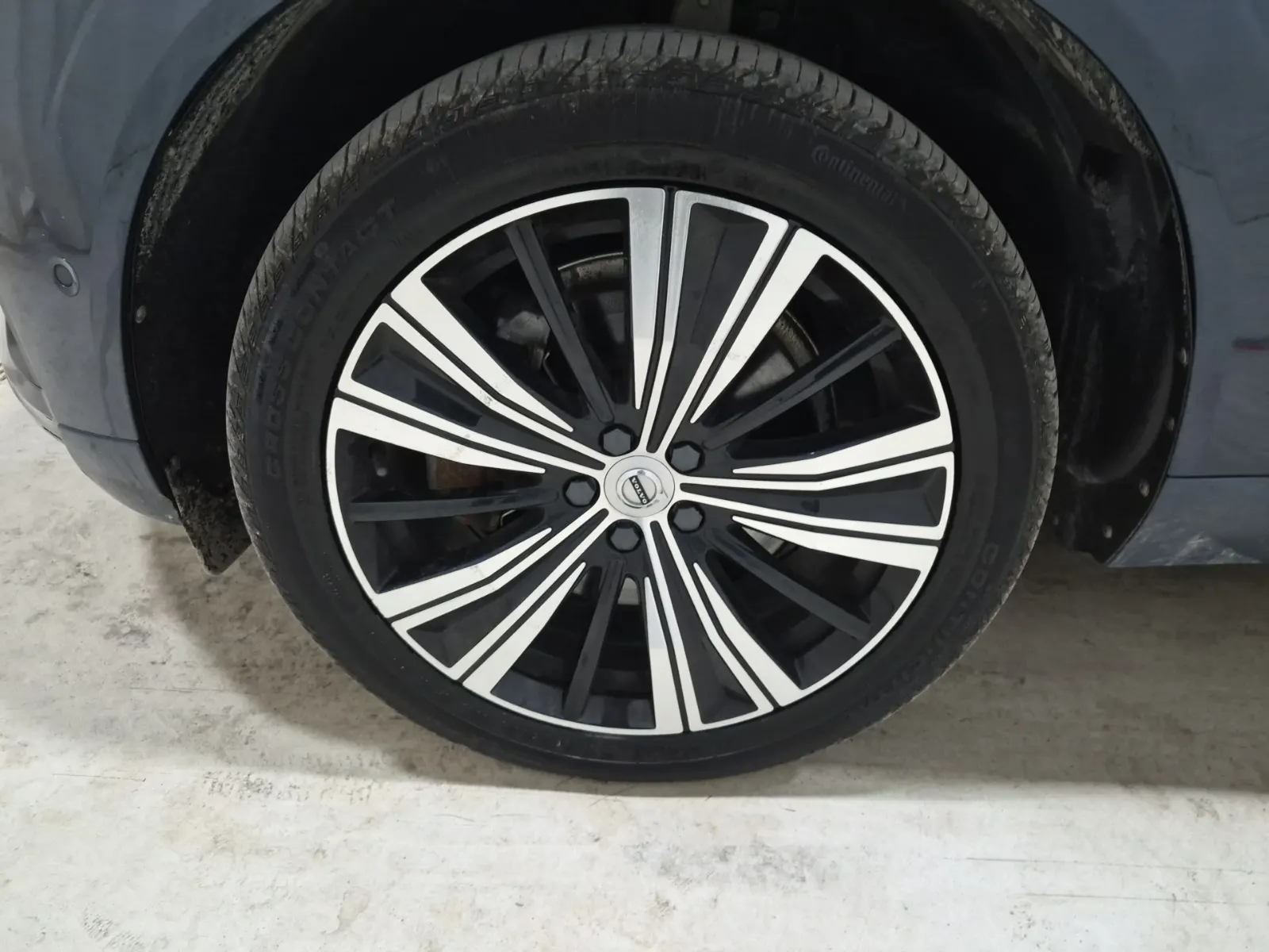 Front driver wheel/tire photo
