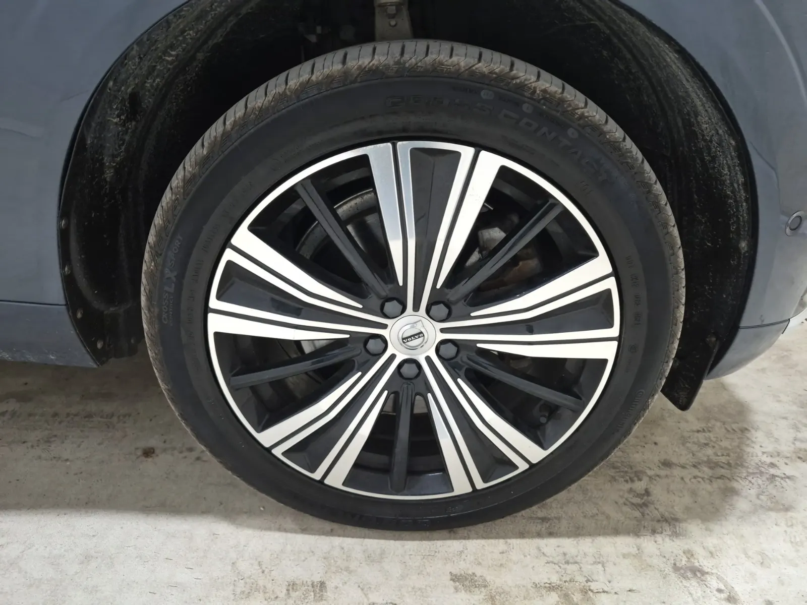 Right Front Wheel/Tire Photo