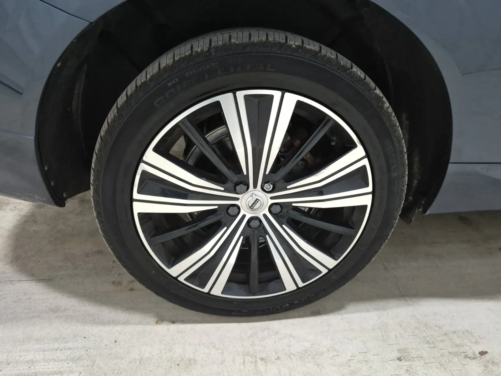 Right Rear Wheel/Tire Photo