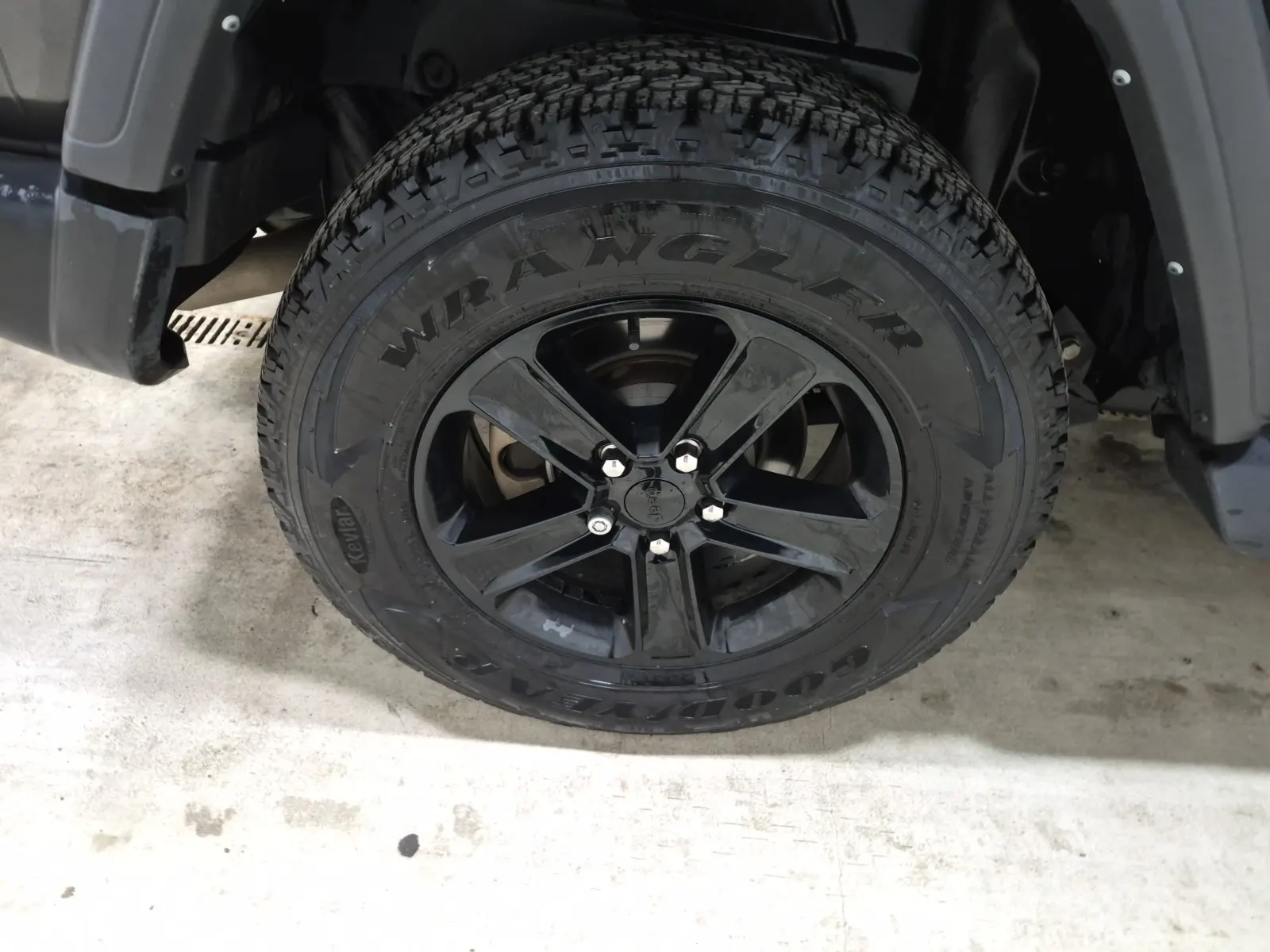 Right Rear Wheel/Tire Photo