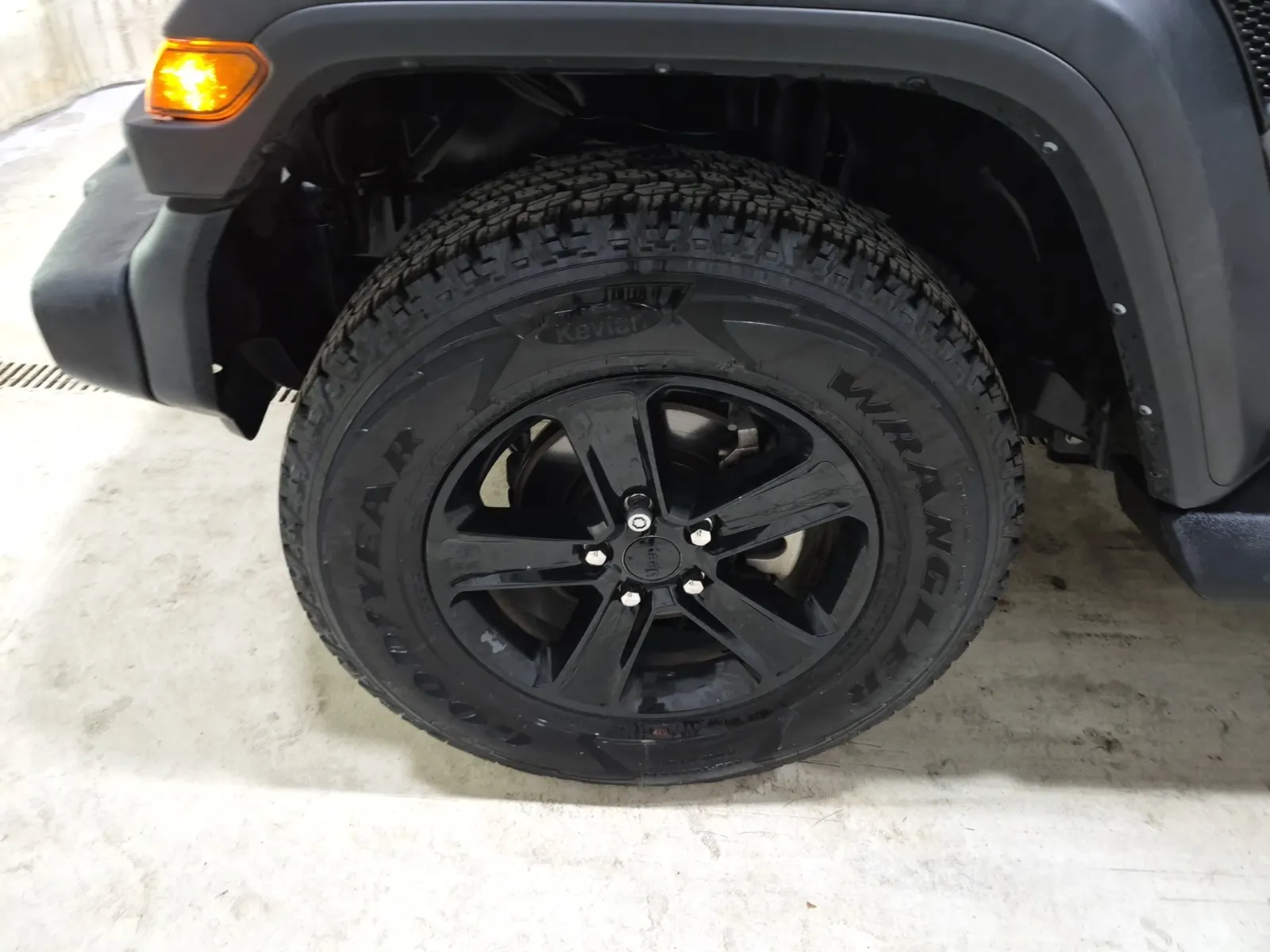 Front driver wheel/tire photo