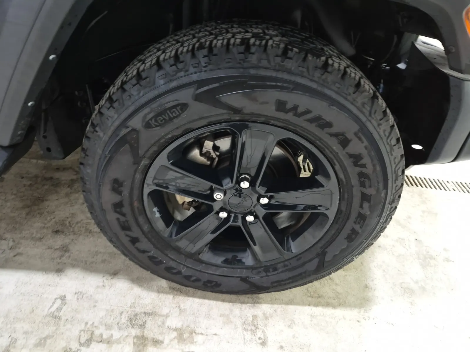 Right Front Wheel/Tire Photo