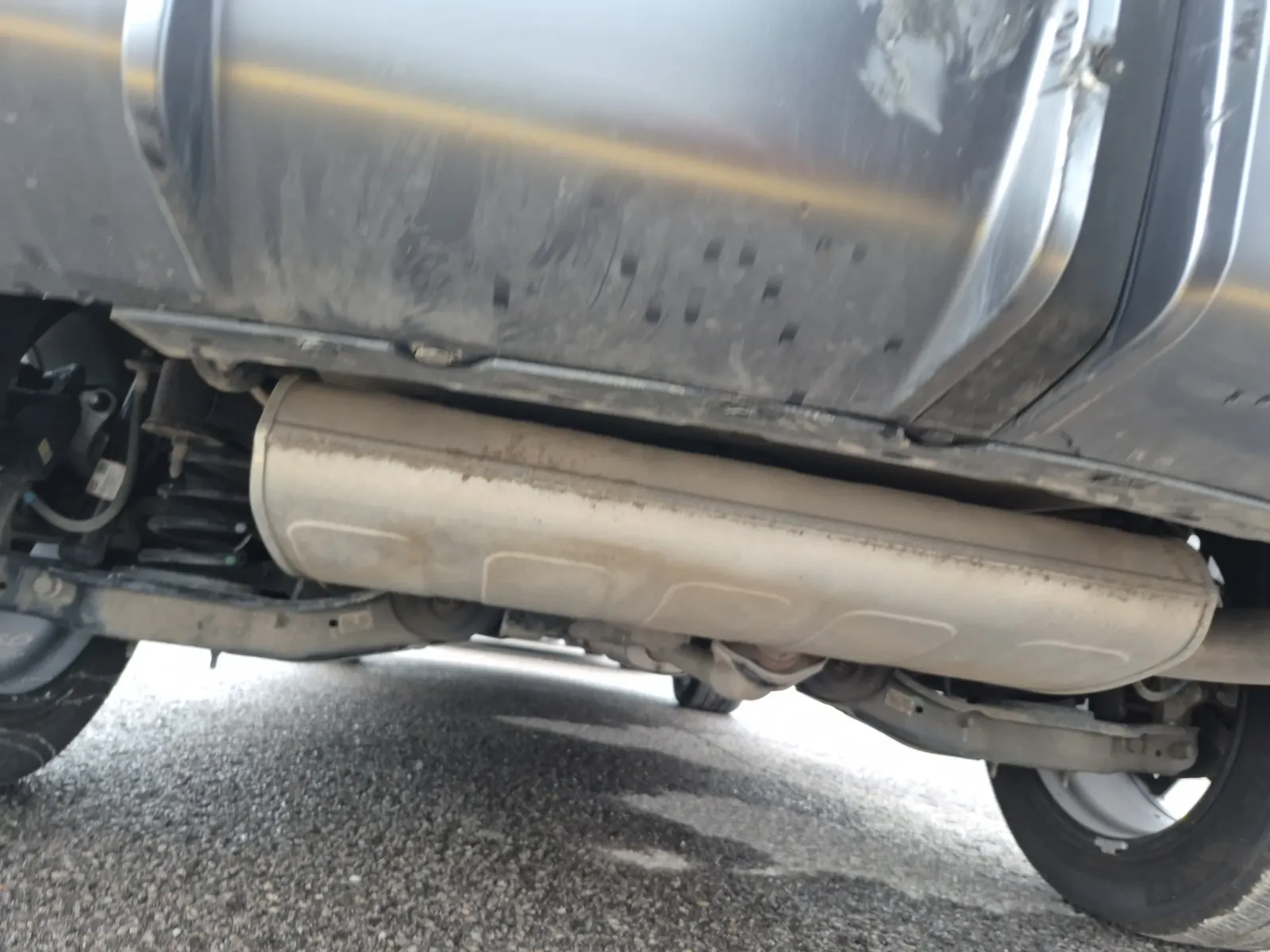 Undercarriage - Rear Photo