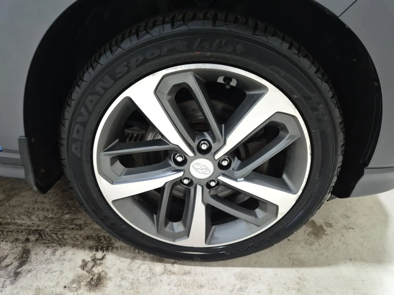 Right Front Wheel/Tire Photo