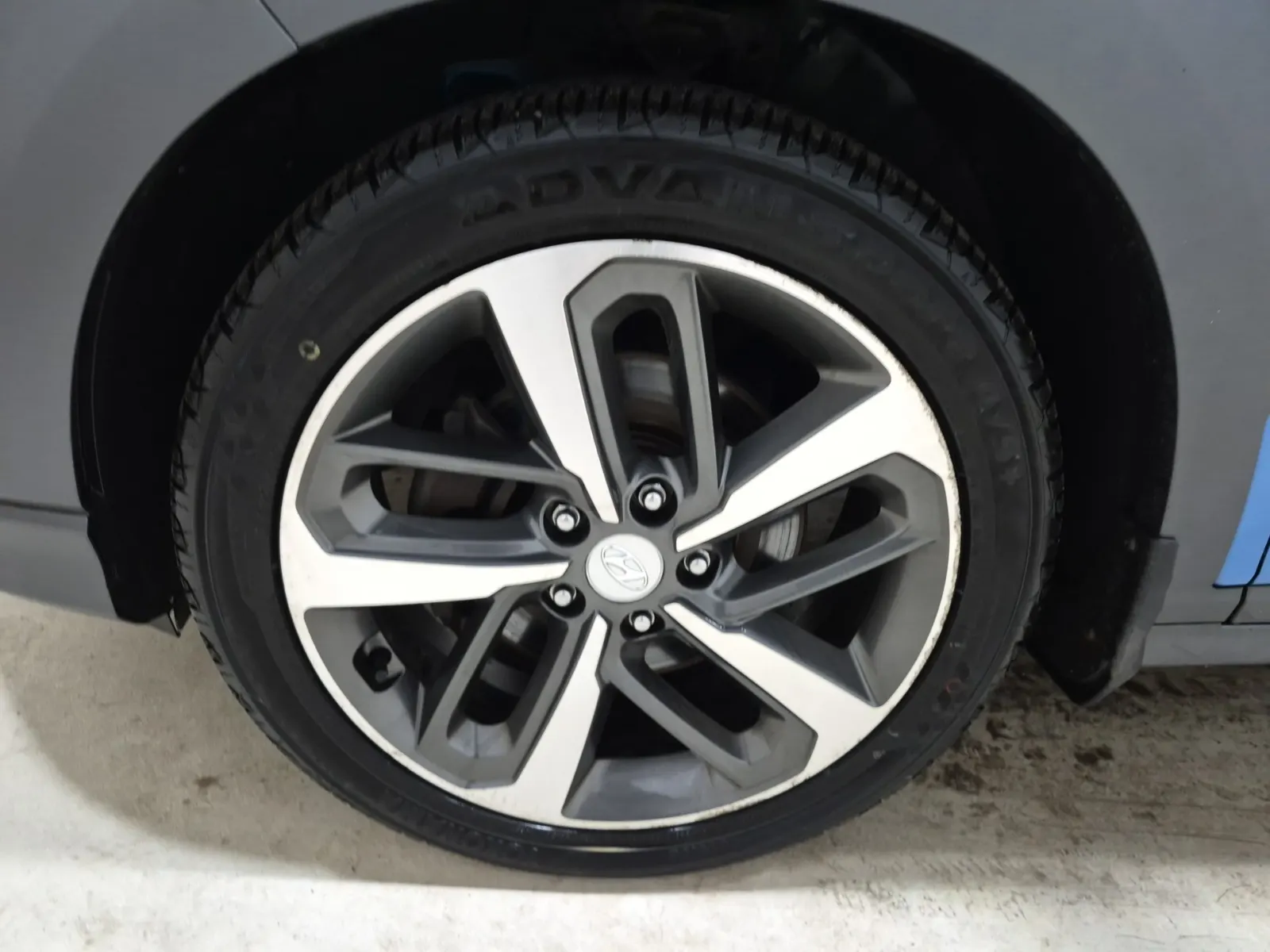 Front driver wheel/tire photo
