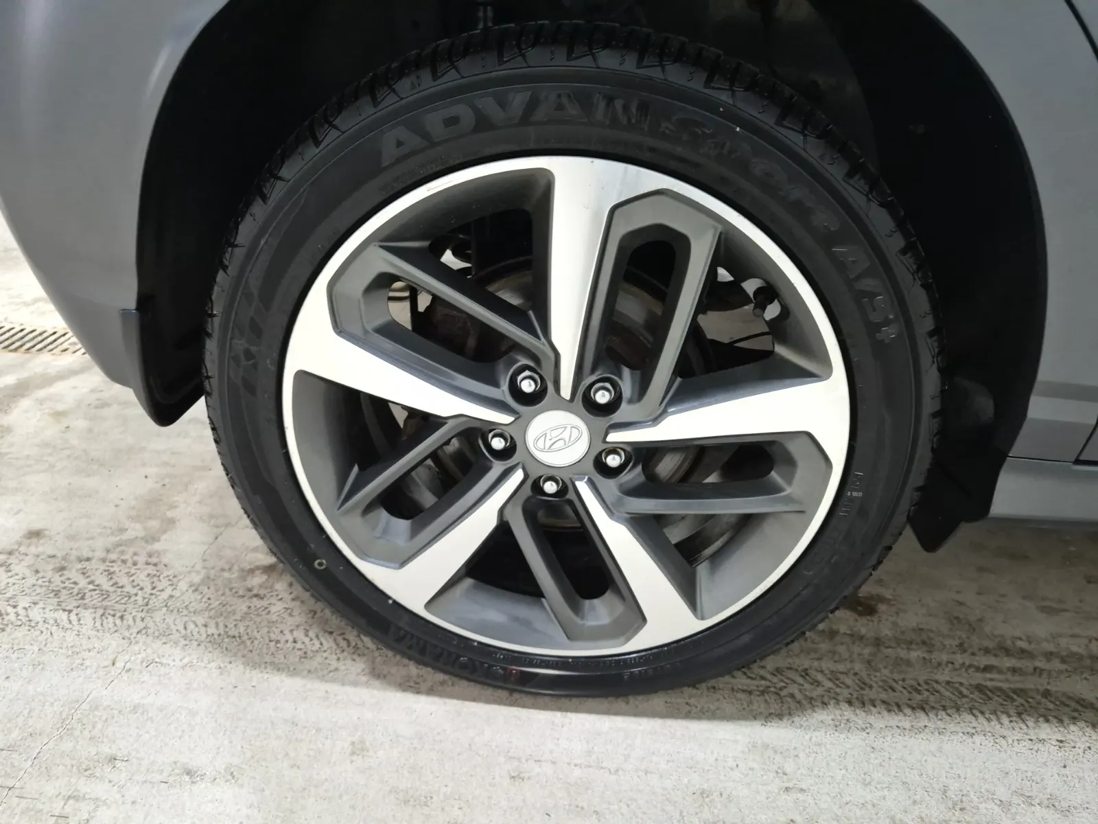 Right Rear Wheel/Tire Photo