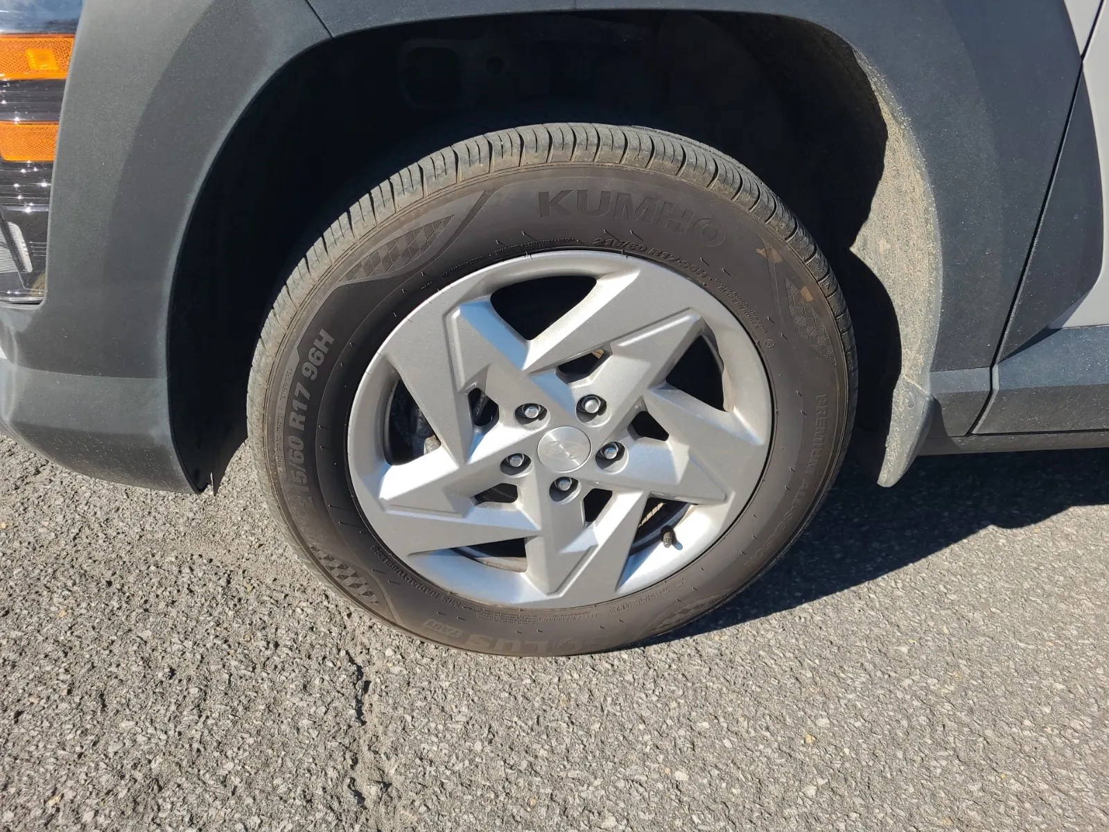 Front driver wheel/tire photo