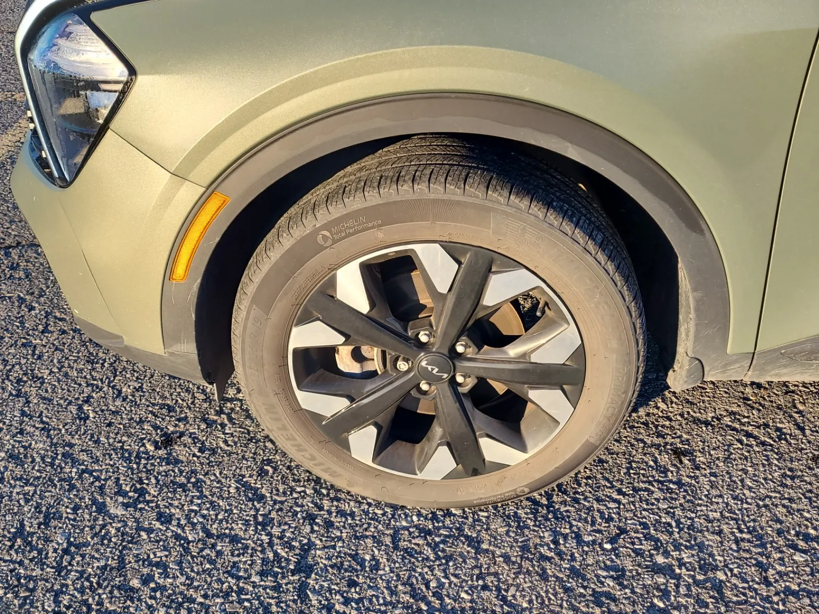 Front driver wheel/tire photo