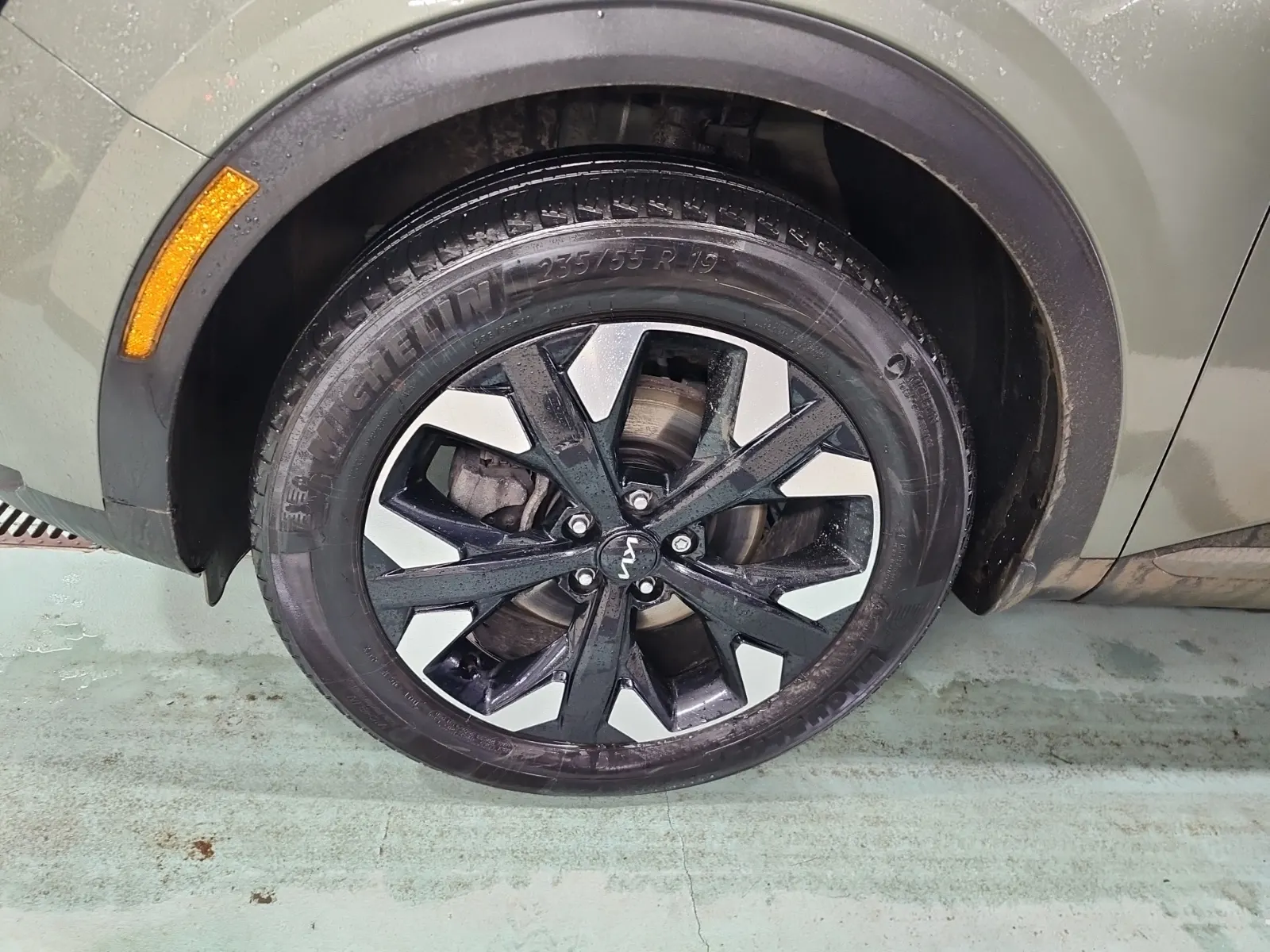 Front driver wheel/tire photo