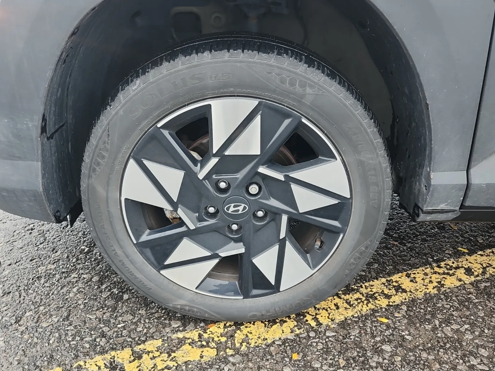 Front driver wheel/tire photo