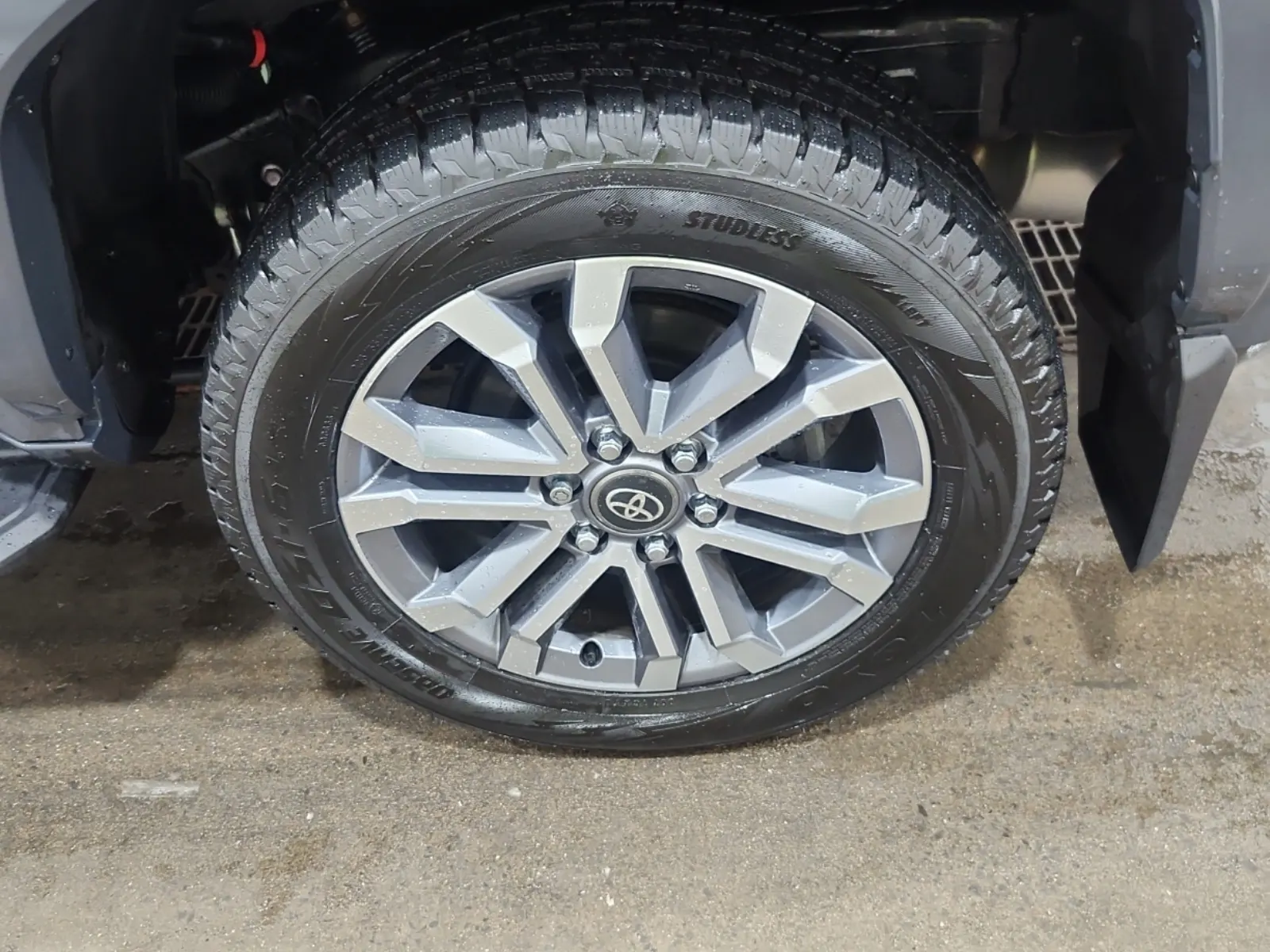 Left Rear Wheel/Tire Photo