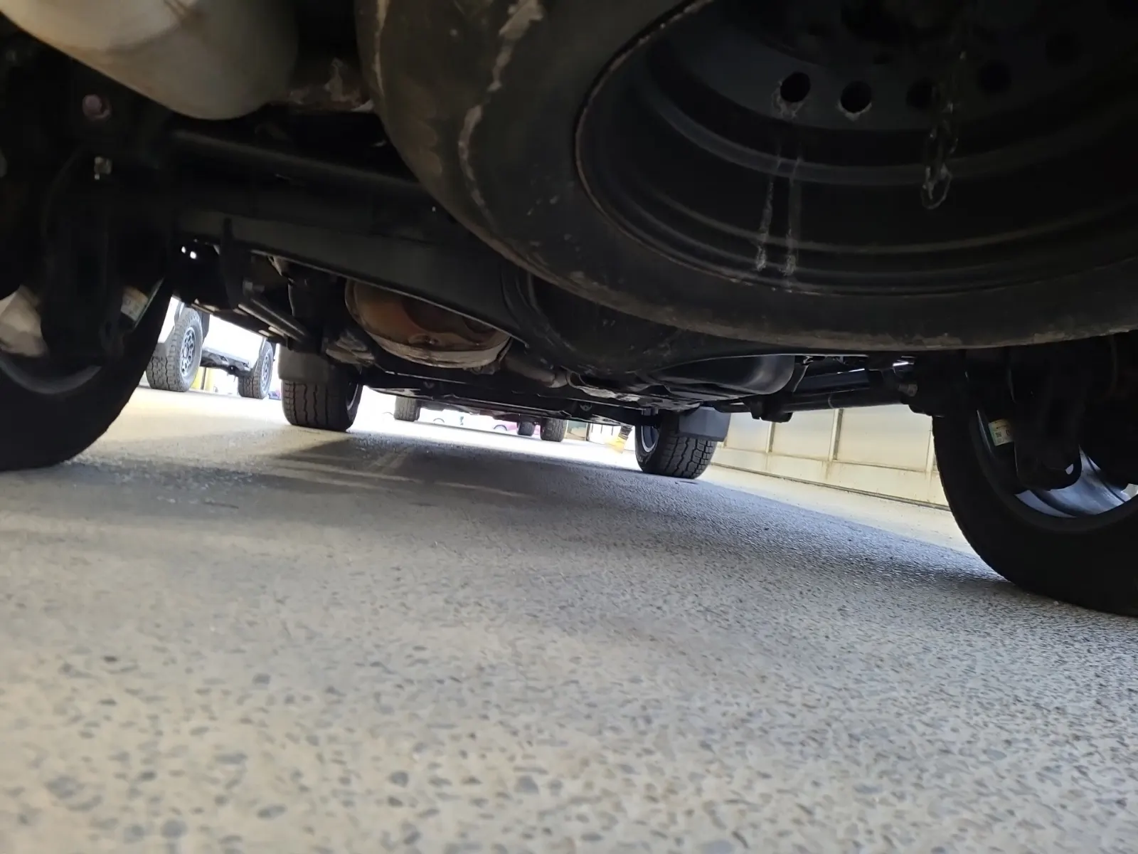 Undercarriage - Rear Photo