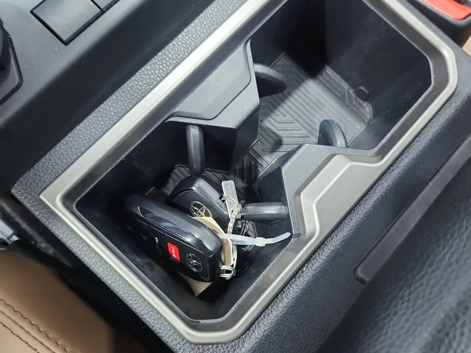 Keys/Fobs/Manual Photo