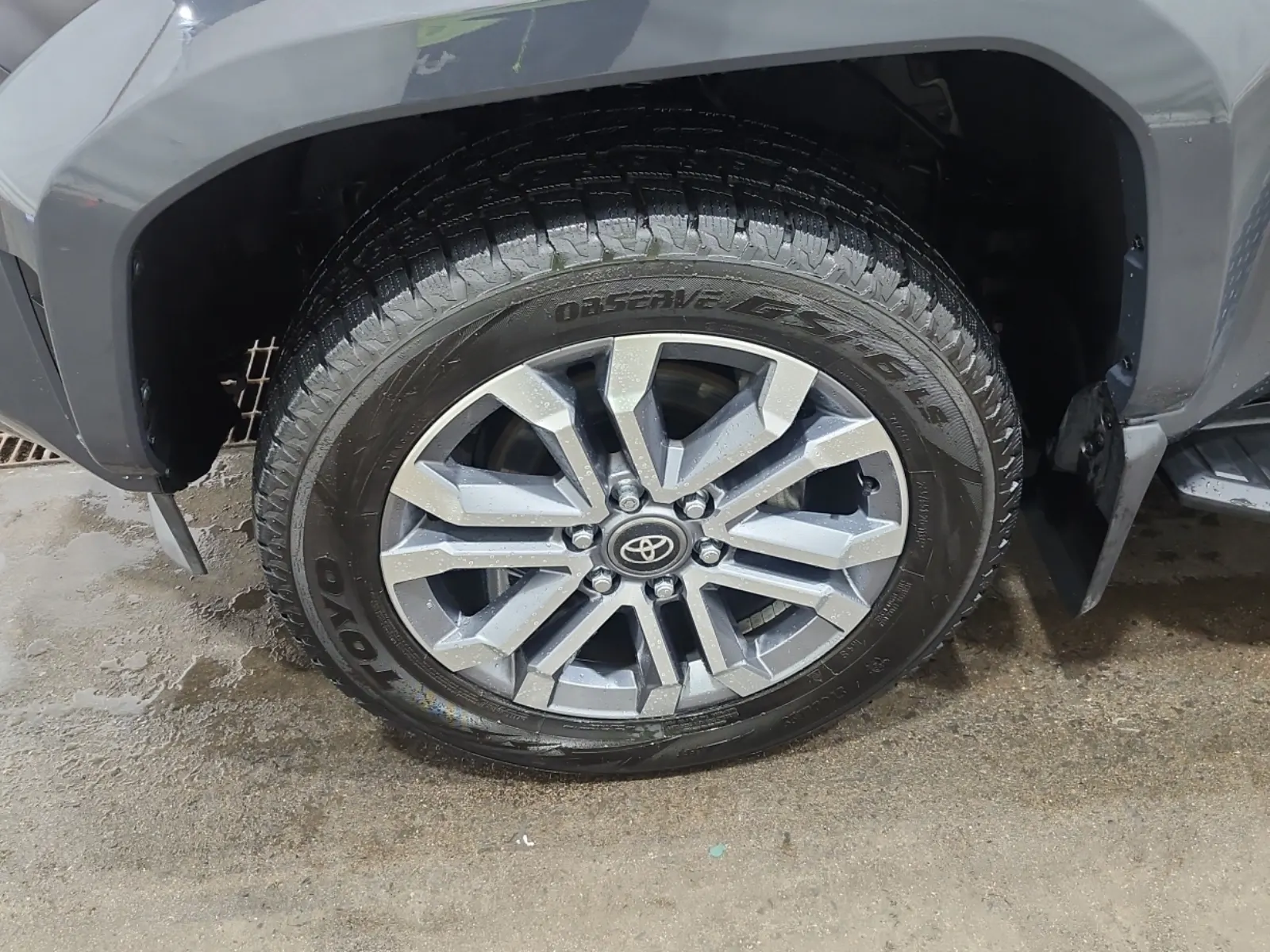 Front driver wheel/tire photo