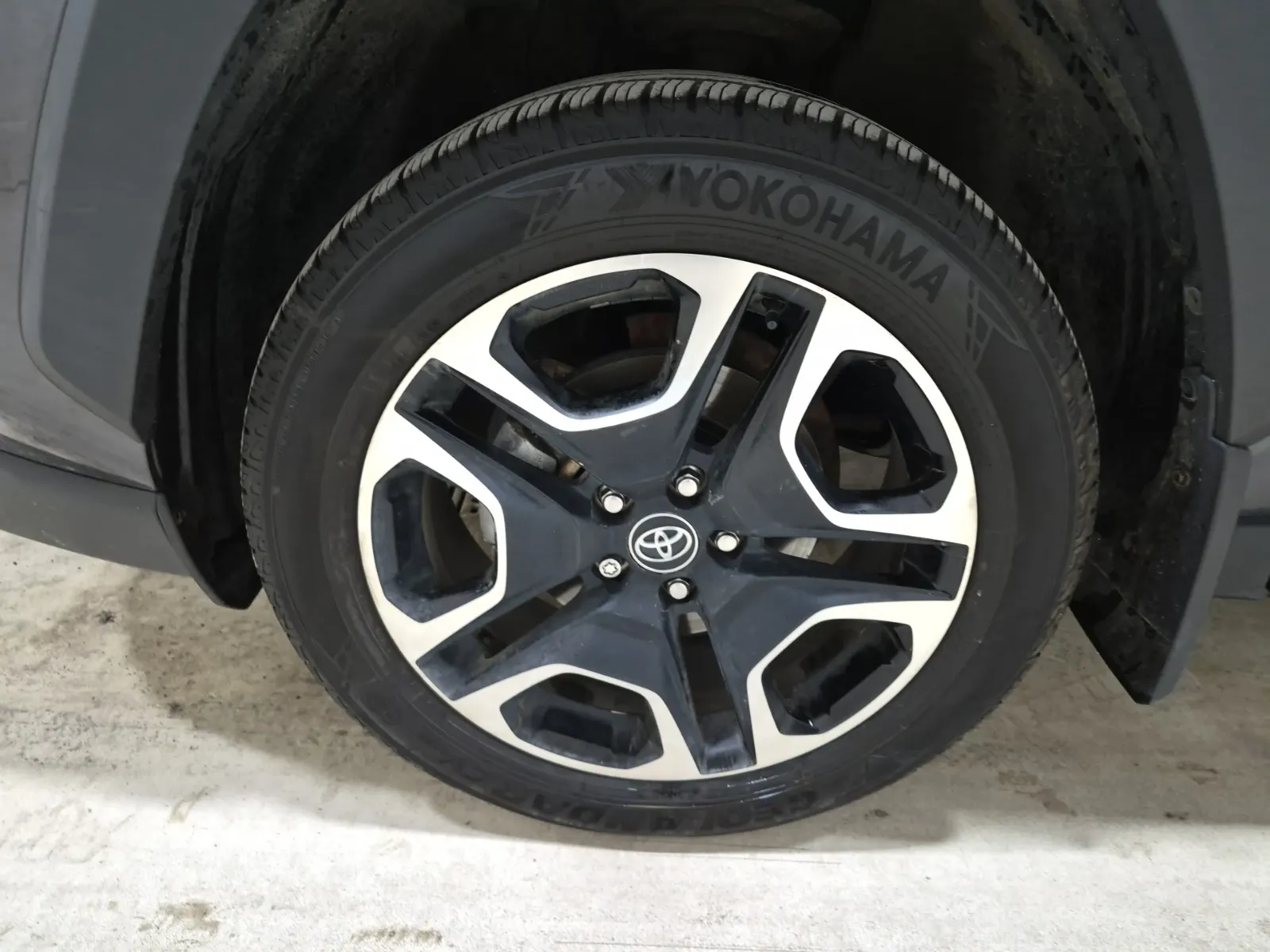 Front driver wheel/tire photo