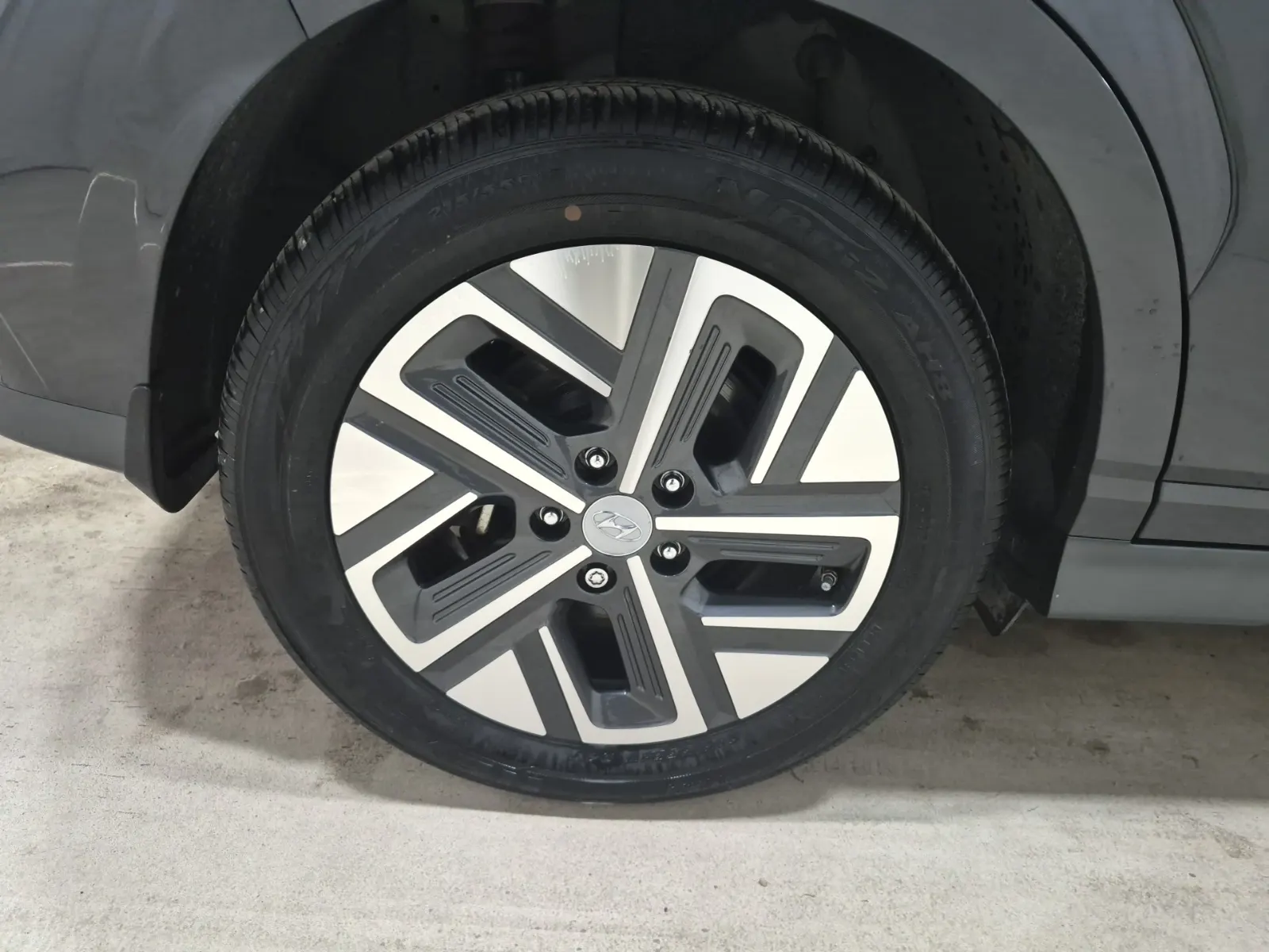 Right Rear Wheel/Tire Photo