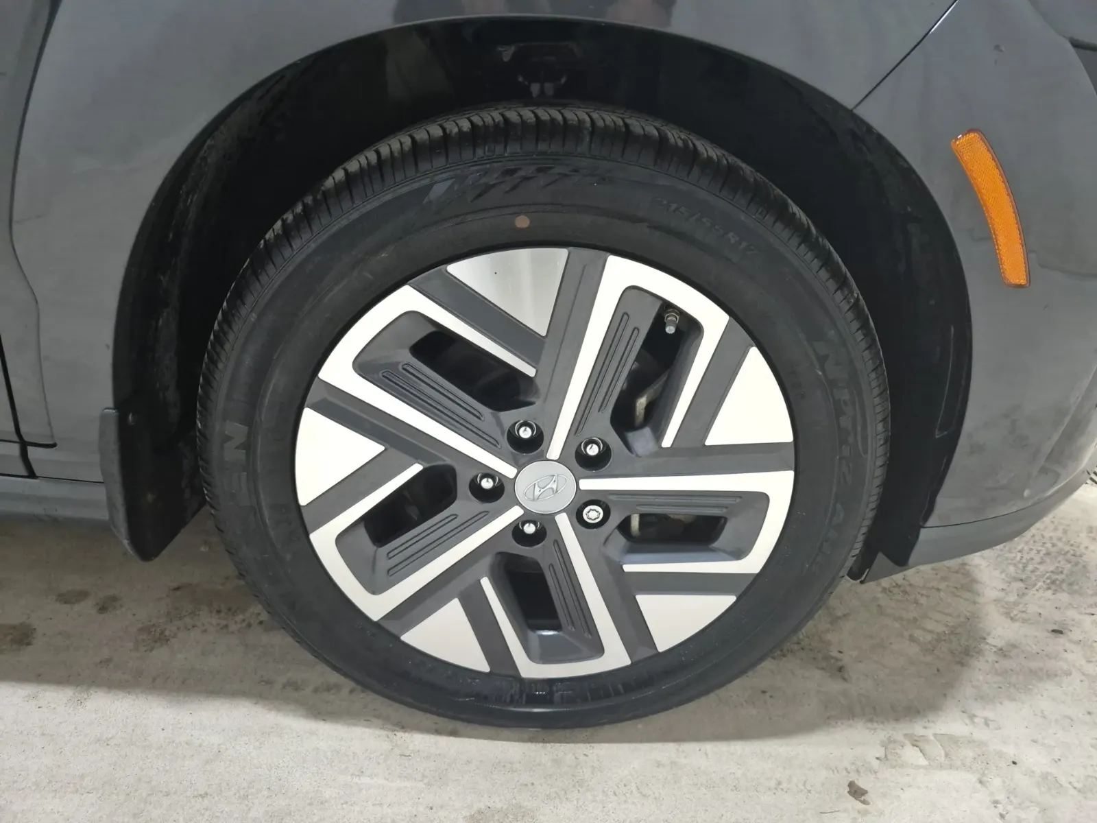 Right Front Wheel/Tire Photo