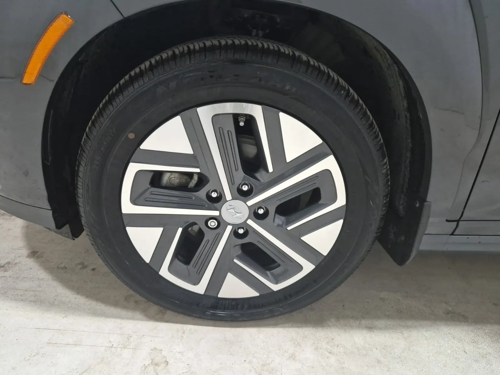 Front driver wheel/tire photo