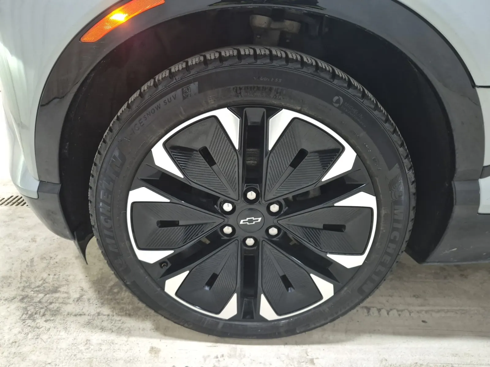 Front driver wheel/tire photo