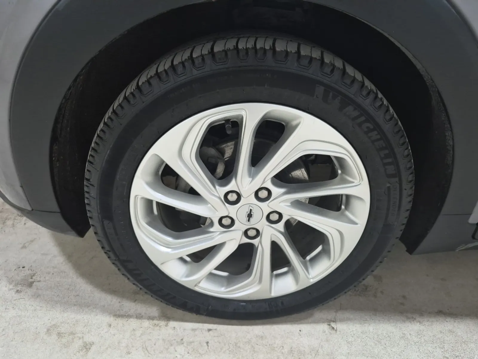 Front driver wheel/tire photo