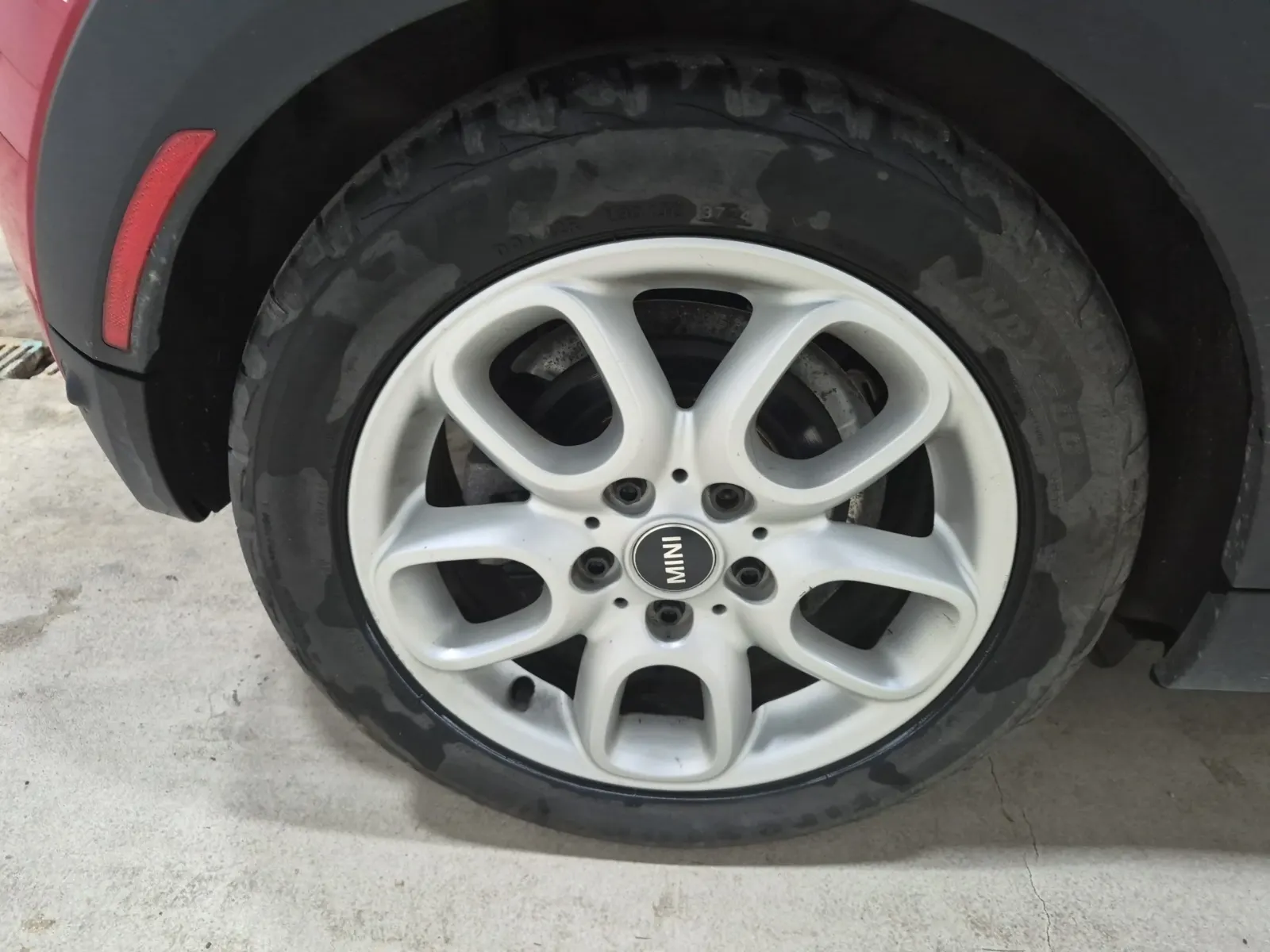 Right Rear Wheel/Tire Photo