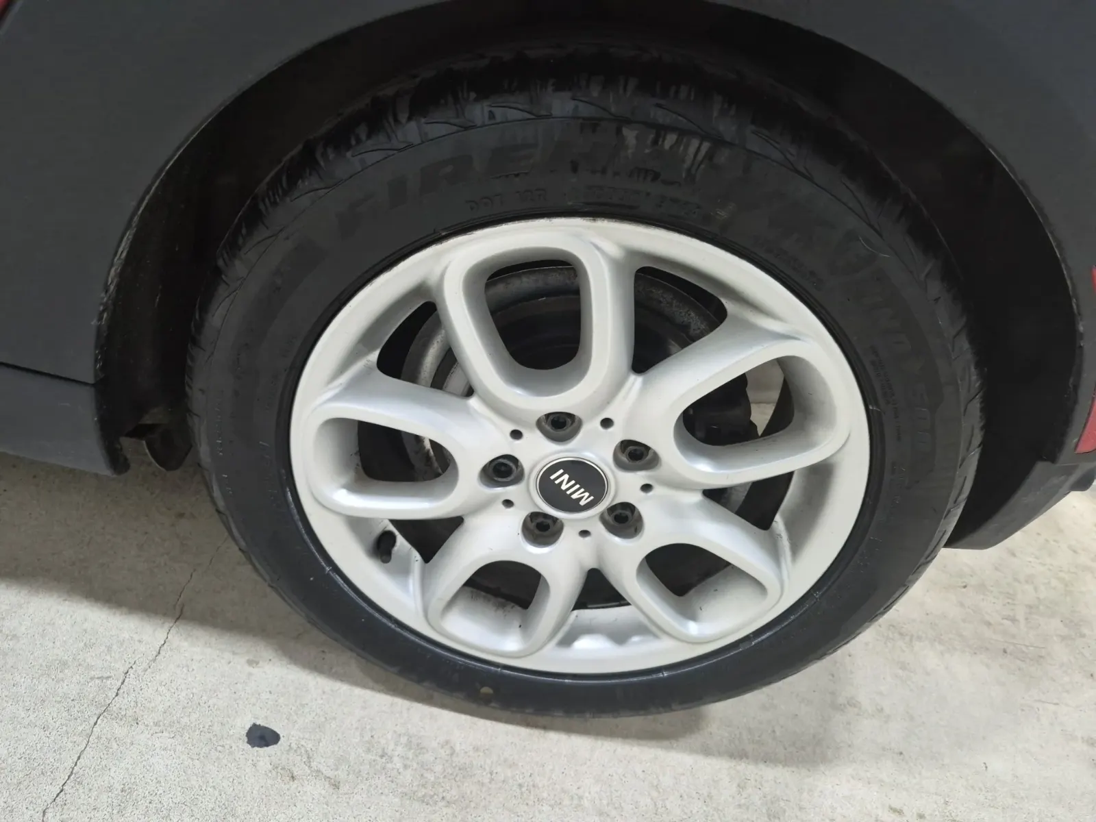 Left Rear Wheel/Tire Photo