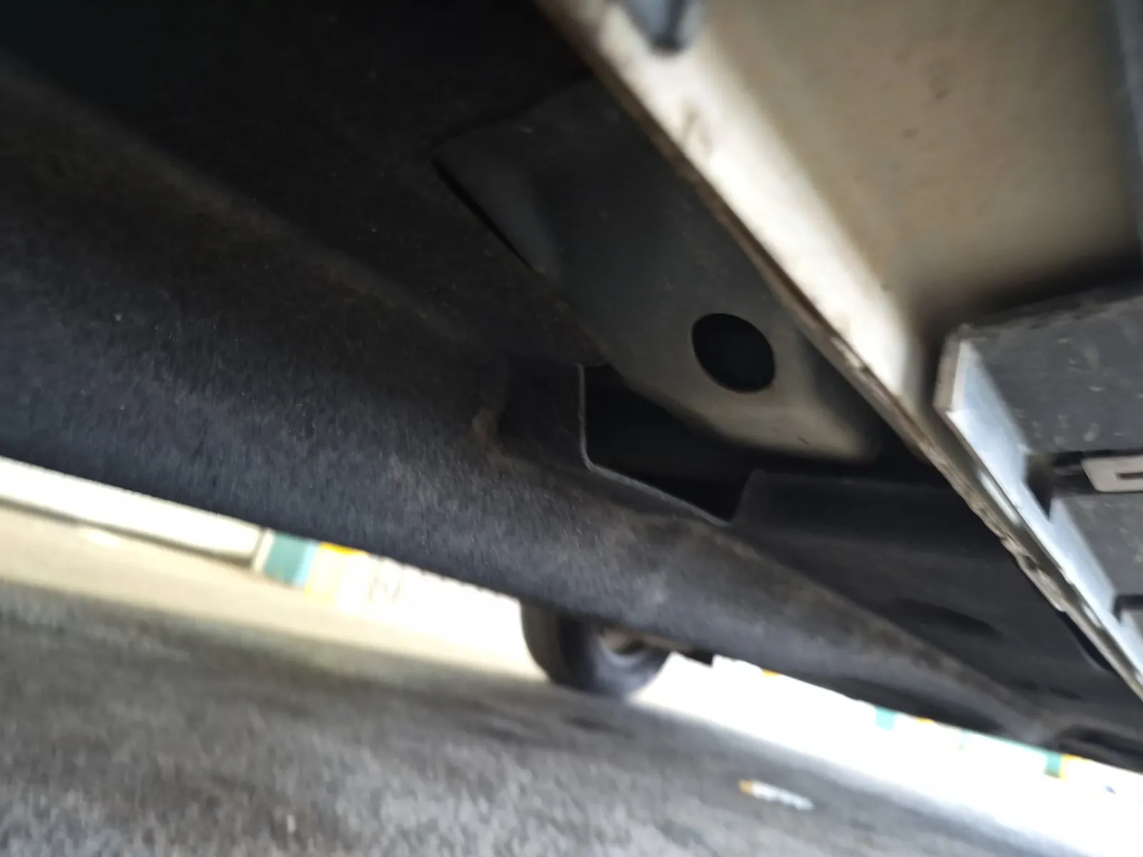 Undercarriage - Passenger Photo