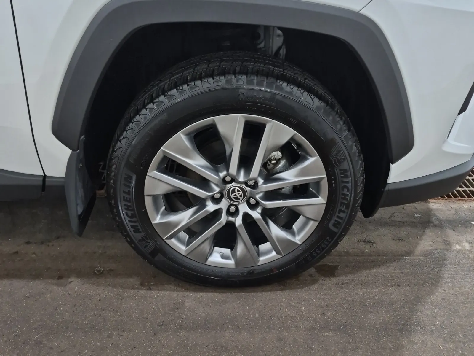 Right Front Wheel/Tire Photo