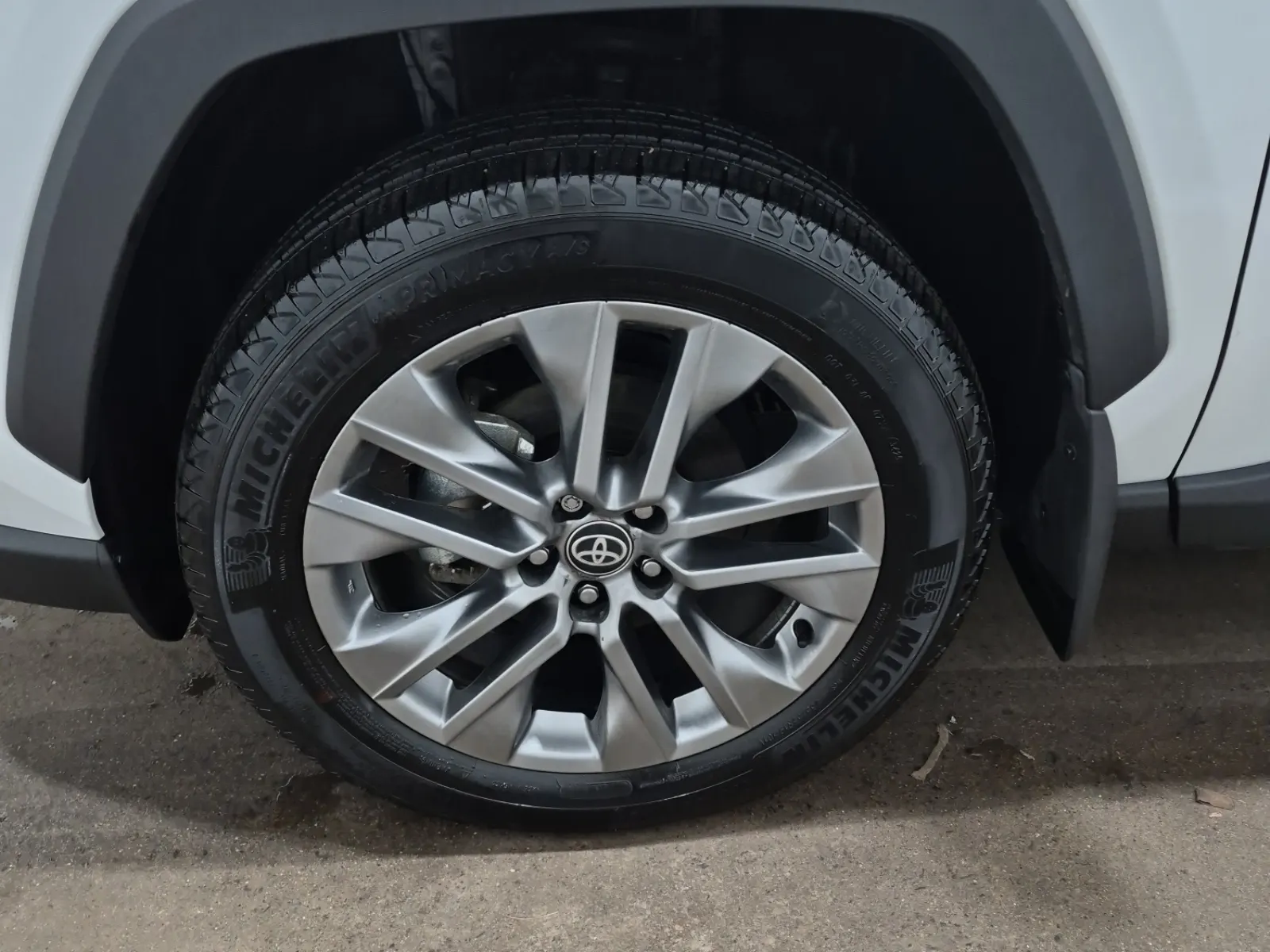 Front driver wheel/tire photo