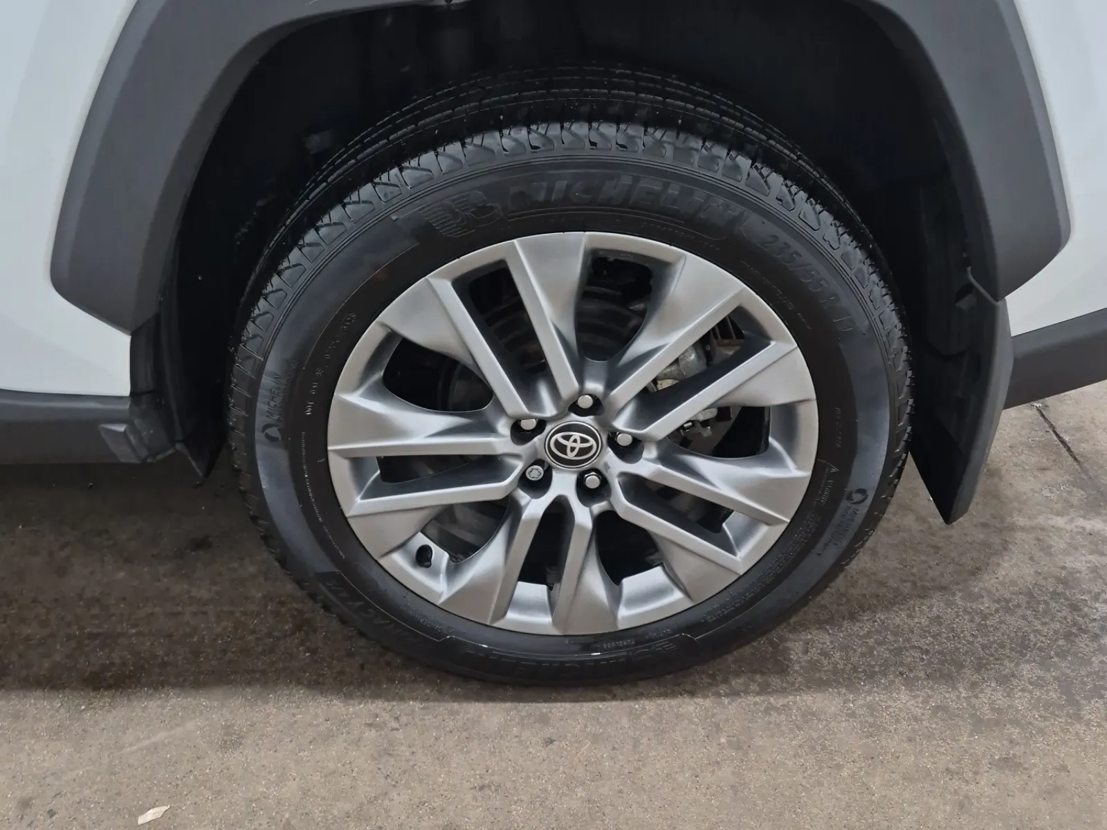 Left Rear Wheel/Tire Photo