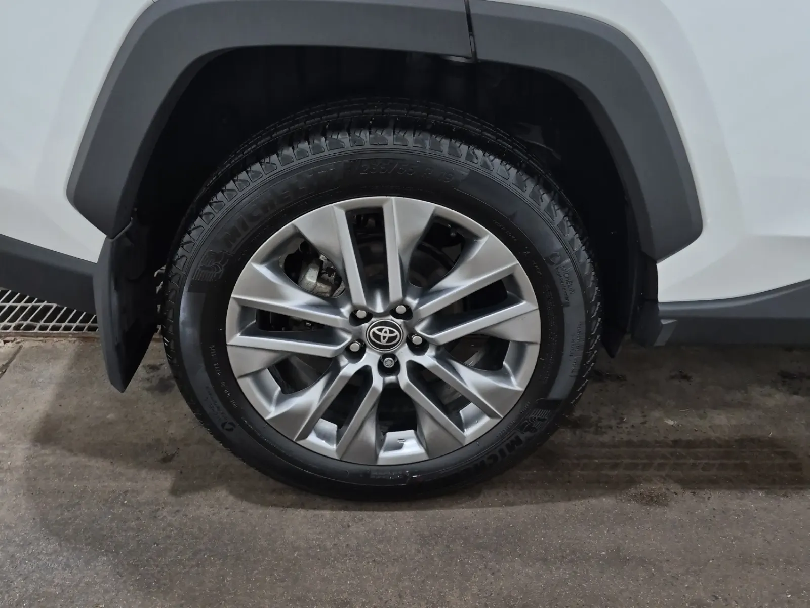 Right Rear Wheel/Tire Photo
