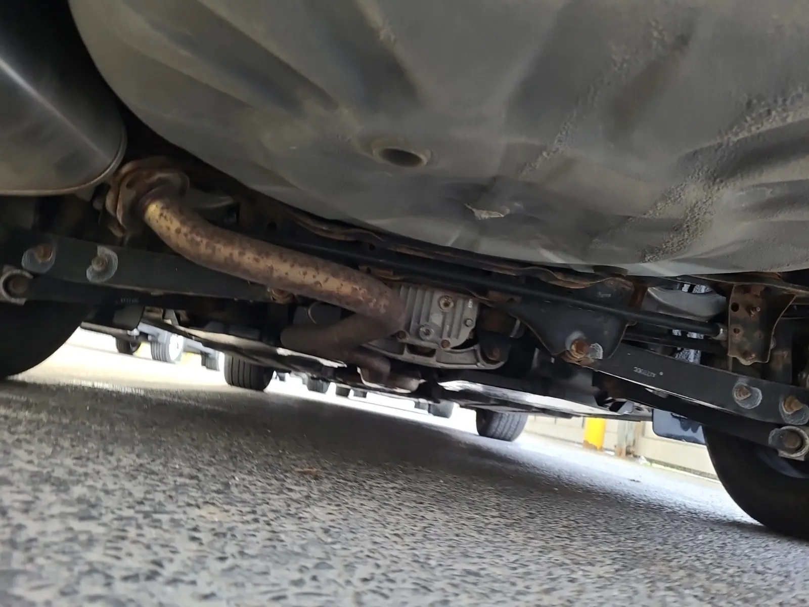 Undercarriage - Rear Photo