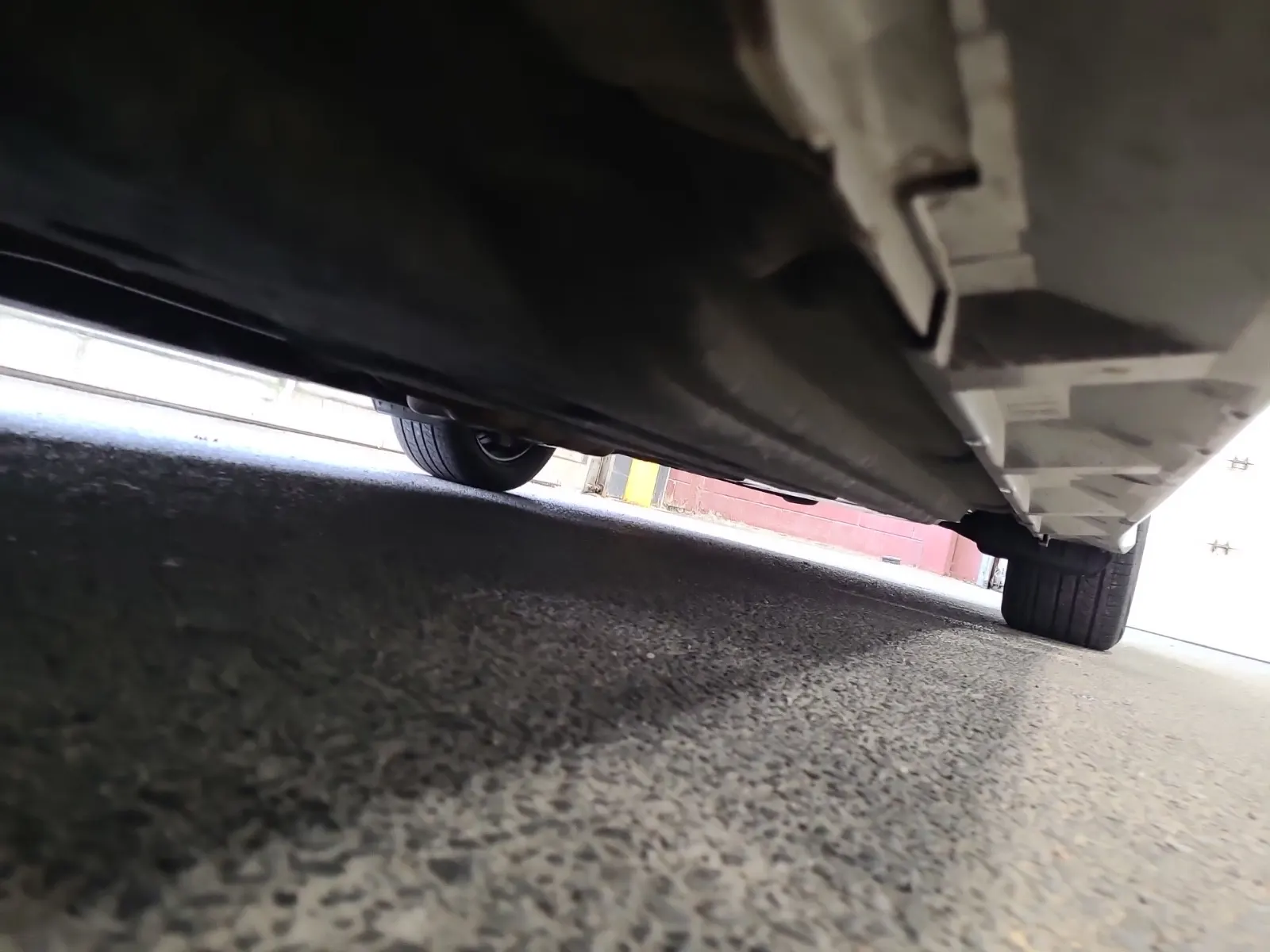 Undercarriage - Driver Photo