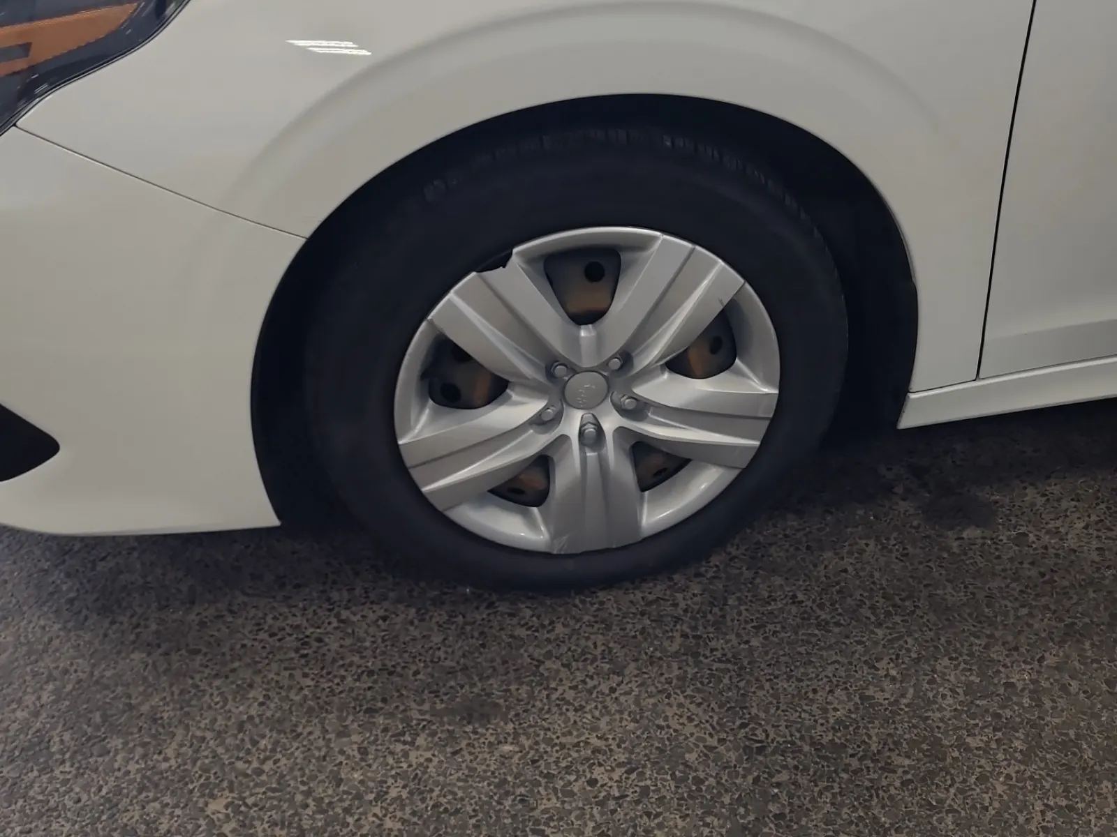 Front driver wheel/tire photo