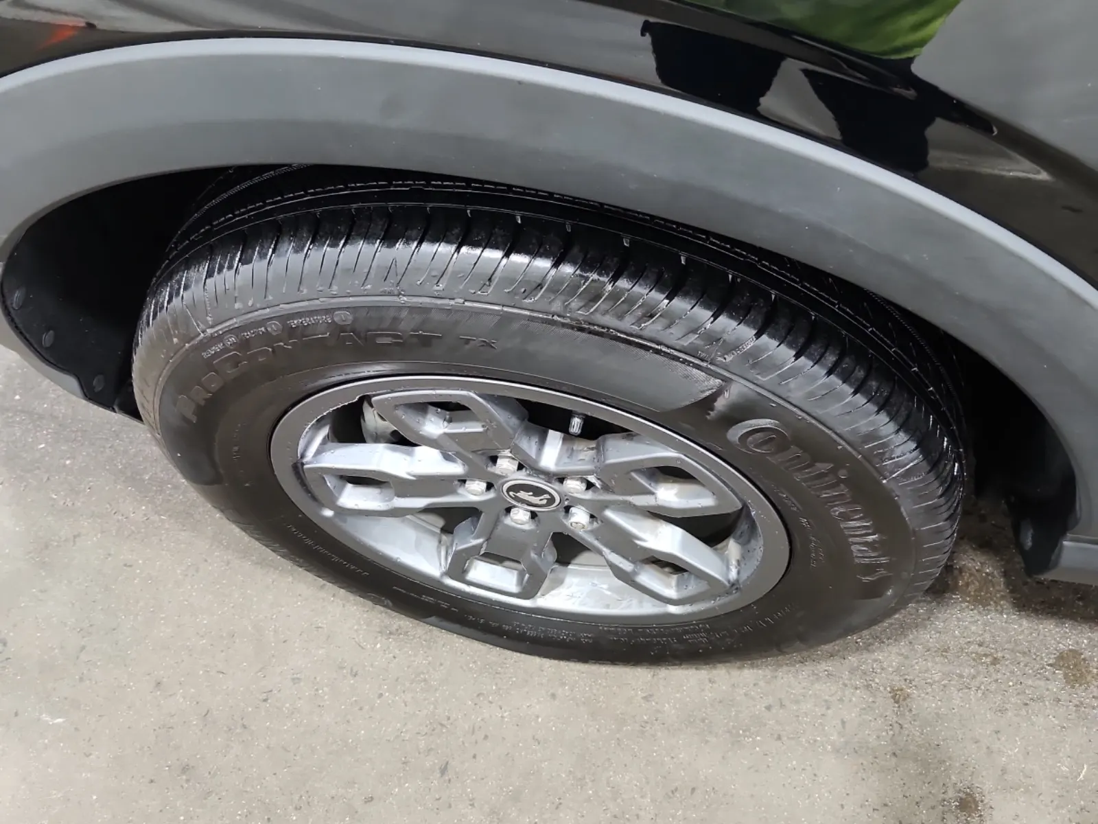 Front driver wheel/tire photo