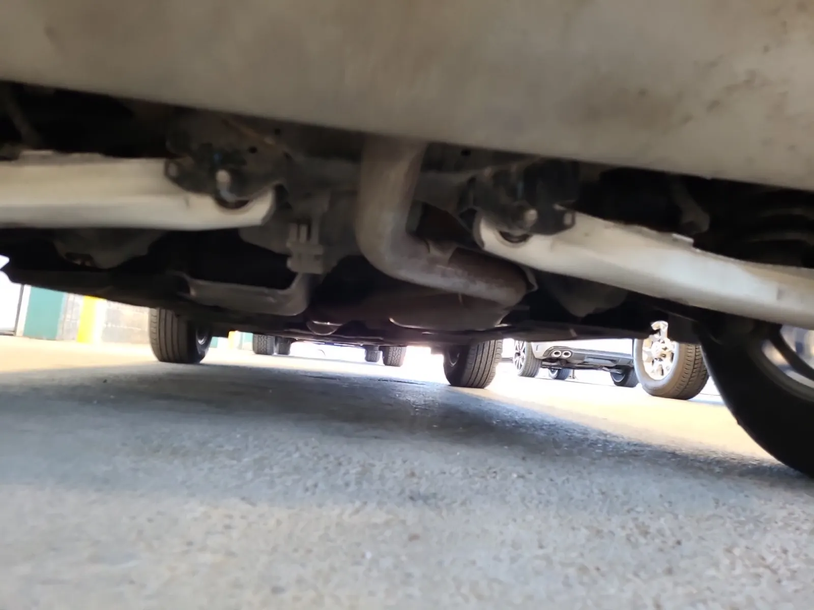 Undercarriage - Rear Photo