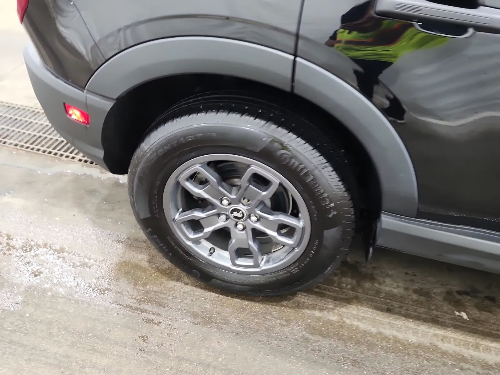 Right Rear Wheel/Tire Photo