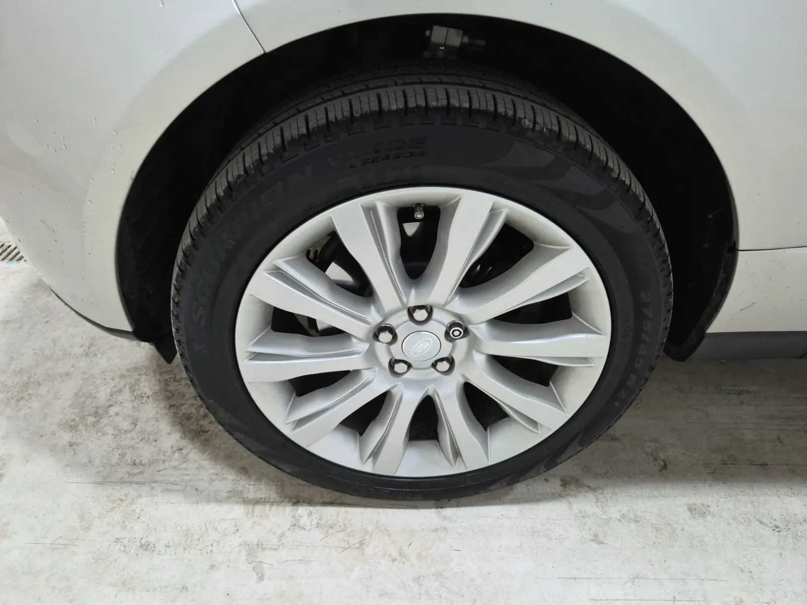 Front driver wheel/tire photo