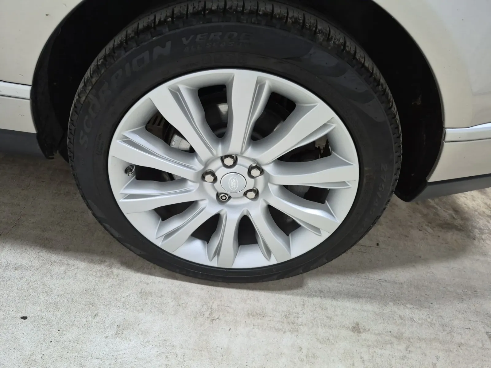 Left Rear Wheel/Tire Photo