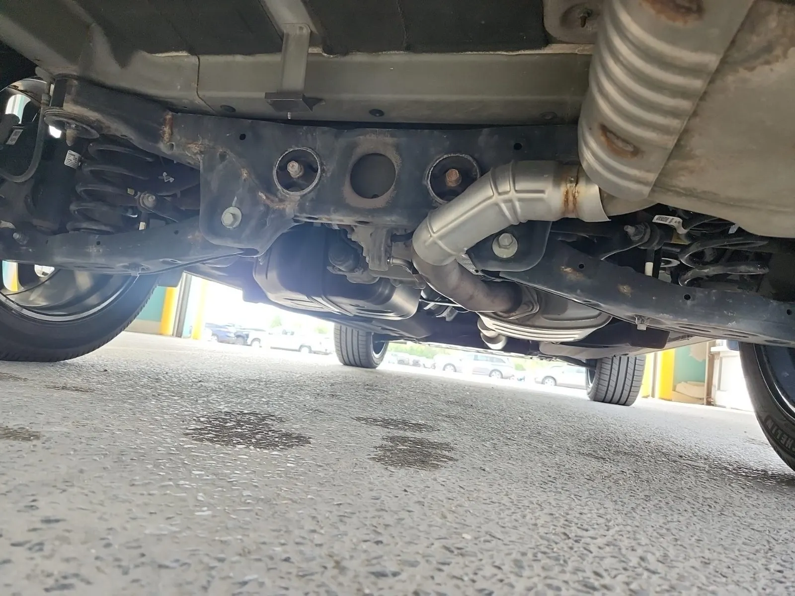 Undercarriage - Rear Photo
