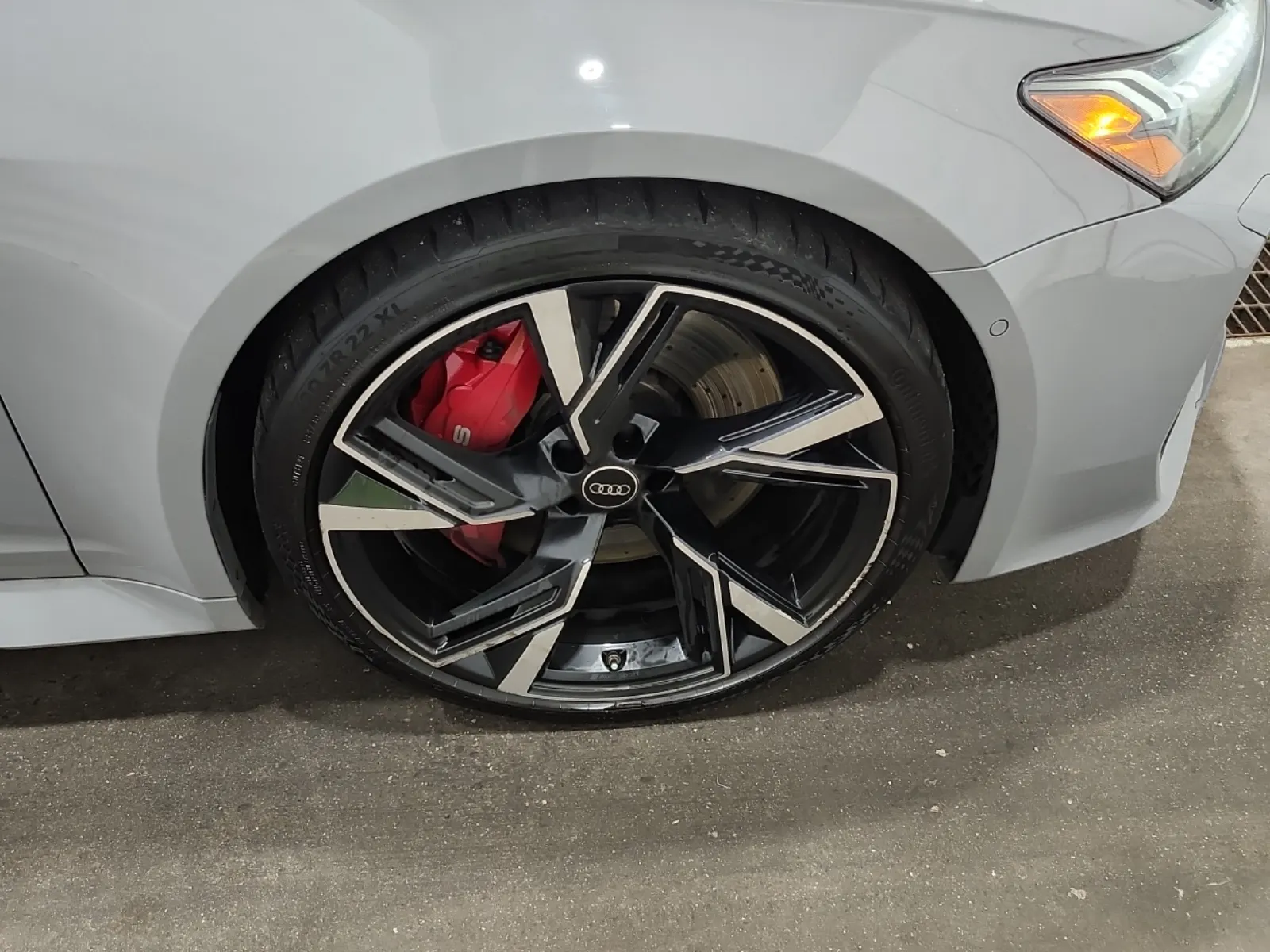 Right Front Wheel/Tire Photo