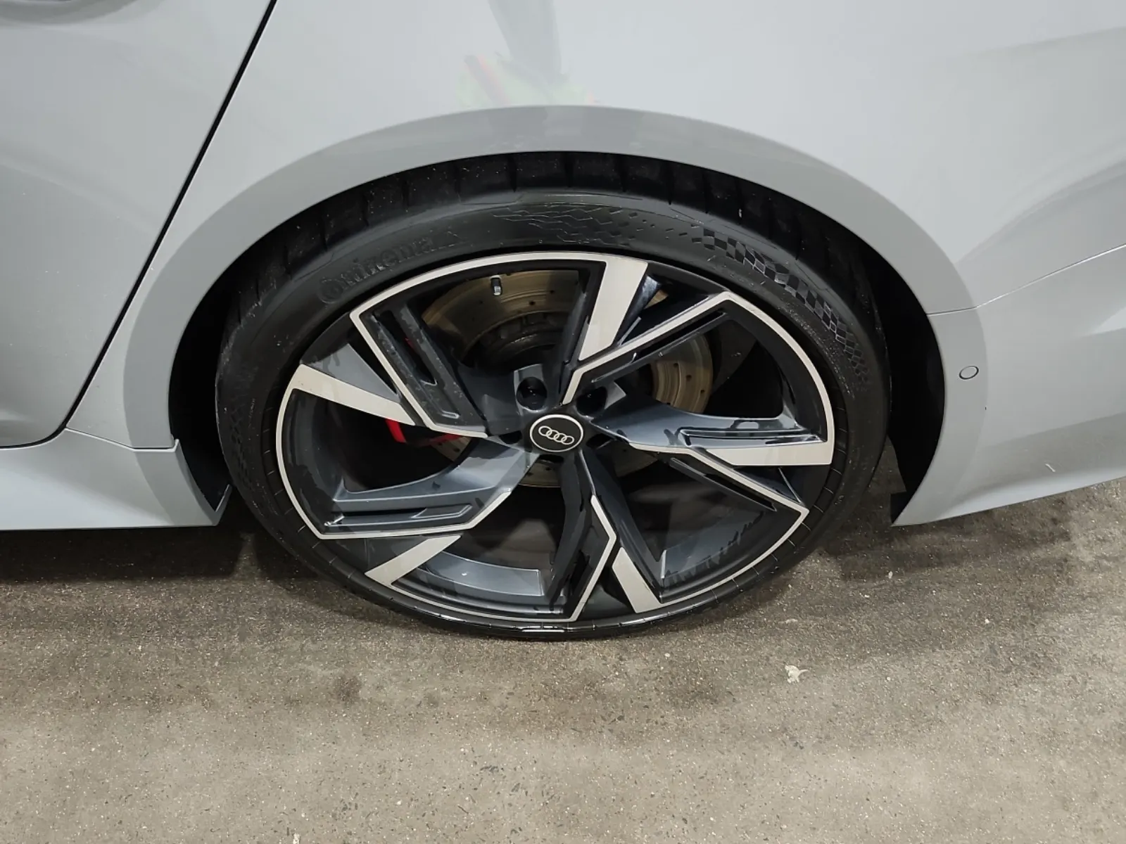 Left Rear Wheel/Tire Photo