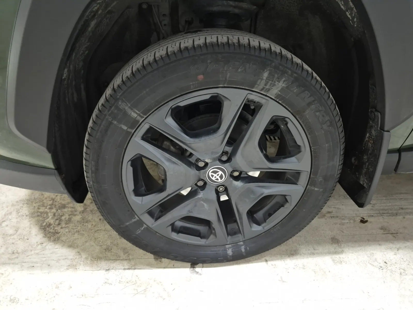 Front driver wheel/tire photo