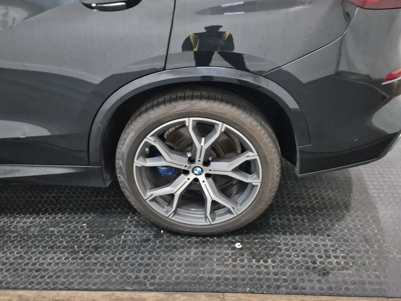 Left Rear Wheel/Tire Photo
