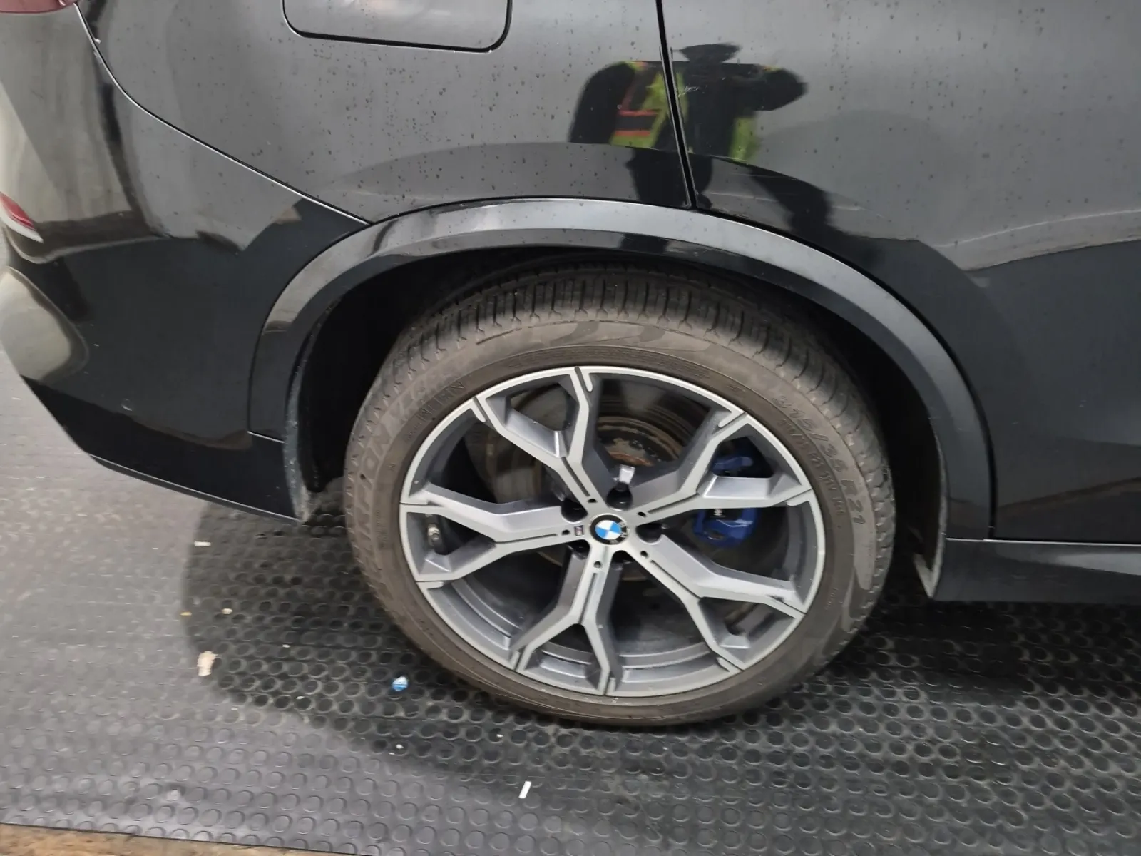 Right Rear Wheel/Tire Photo