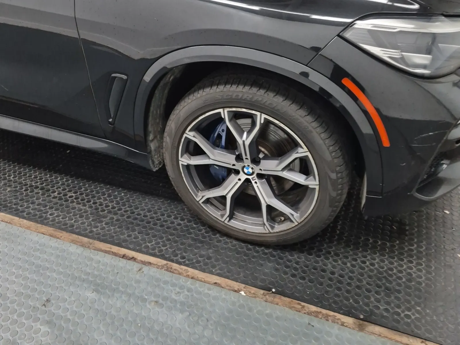 Right Front Wheel/Tire Photo