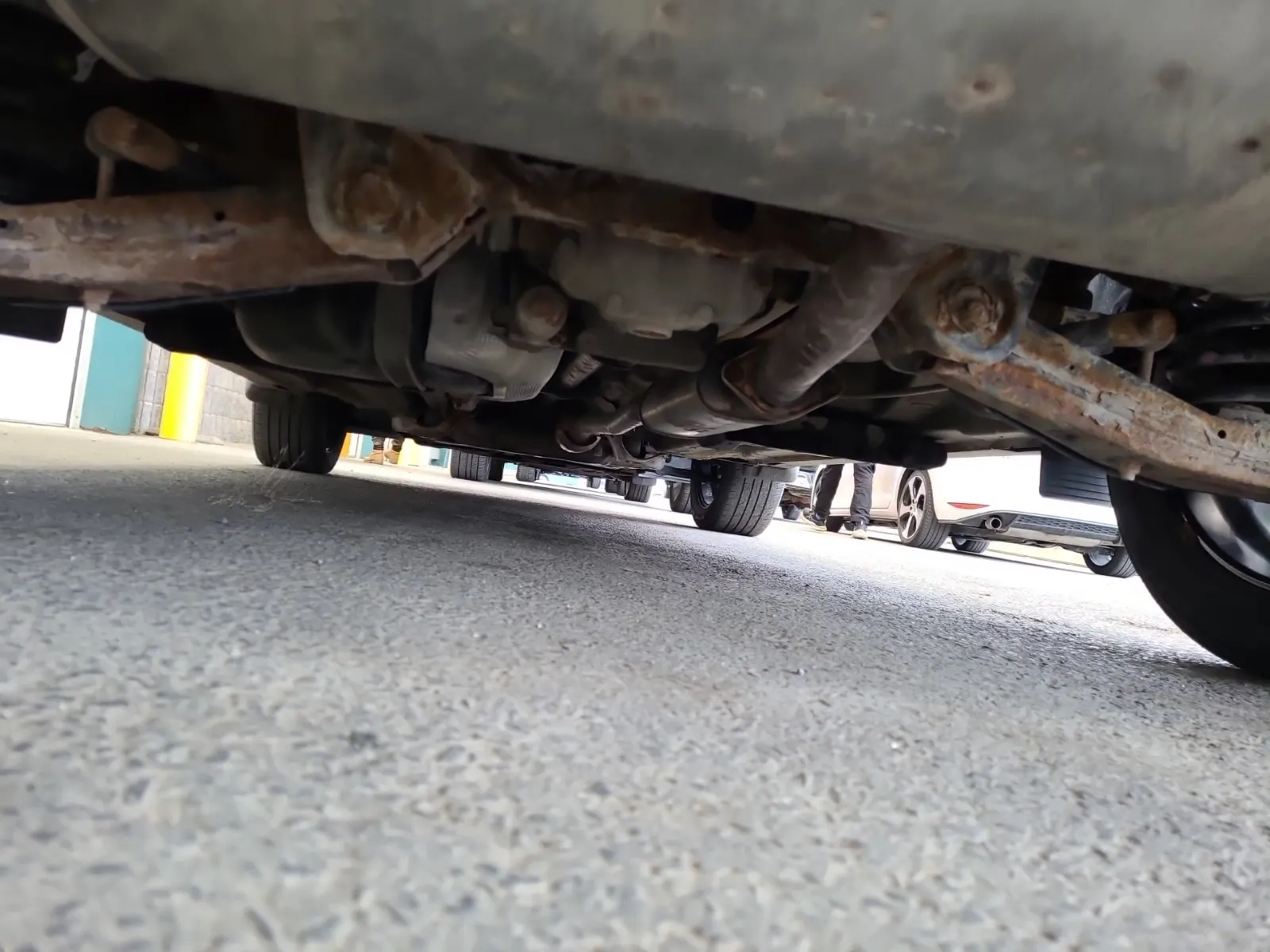 Undercarriage - Rear Photo